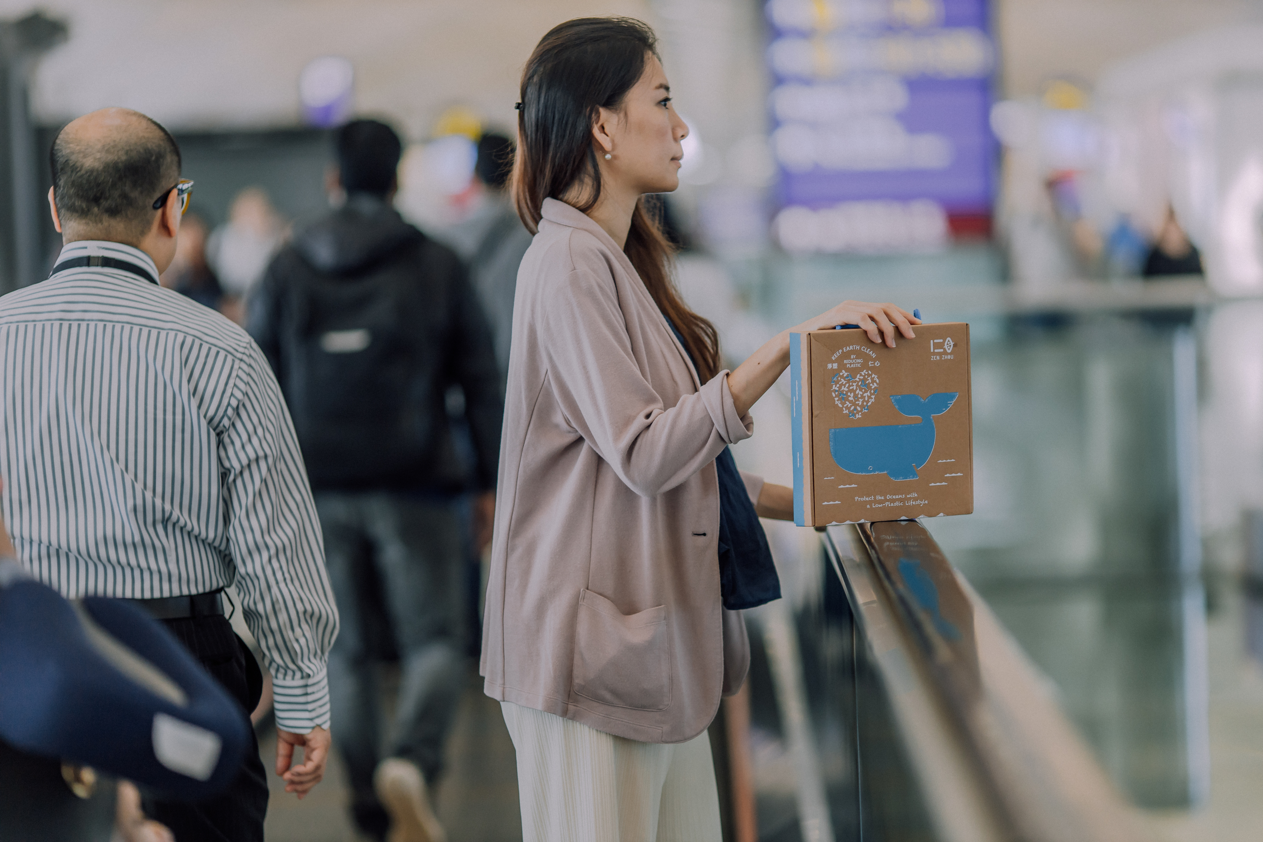 仁舟心創淨塑商品禮盒， 為贈禮的祝福增添健康與環保意識。 盒內一次網羅三項減塑利器， 輕鬆取代塑膠袋、保鮮膜與一次性吸管的使用。