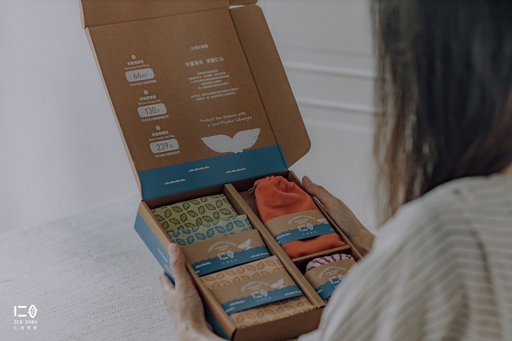 只要1片蜂蠟布，一年即可減少約66m²保鮮膜的用量。 只要1個貝殼棉網包，一年就可減少約239個塑膠袋的使用。 只要1套矽吸管，一年將可減少約130支塑膠吸管的污染。