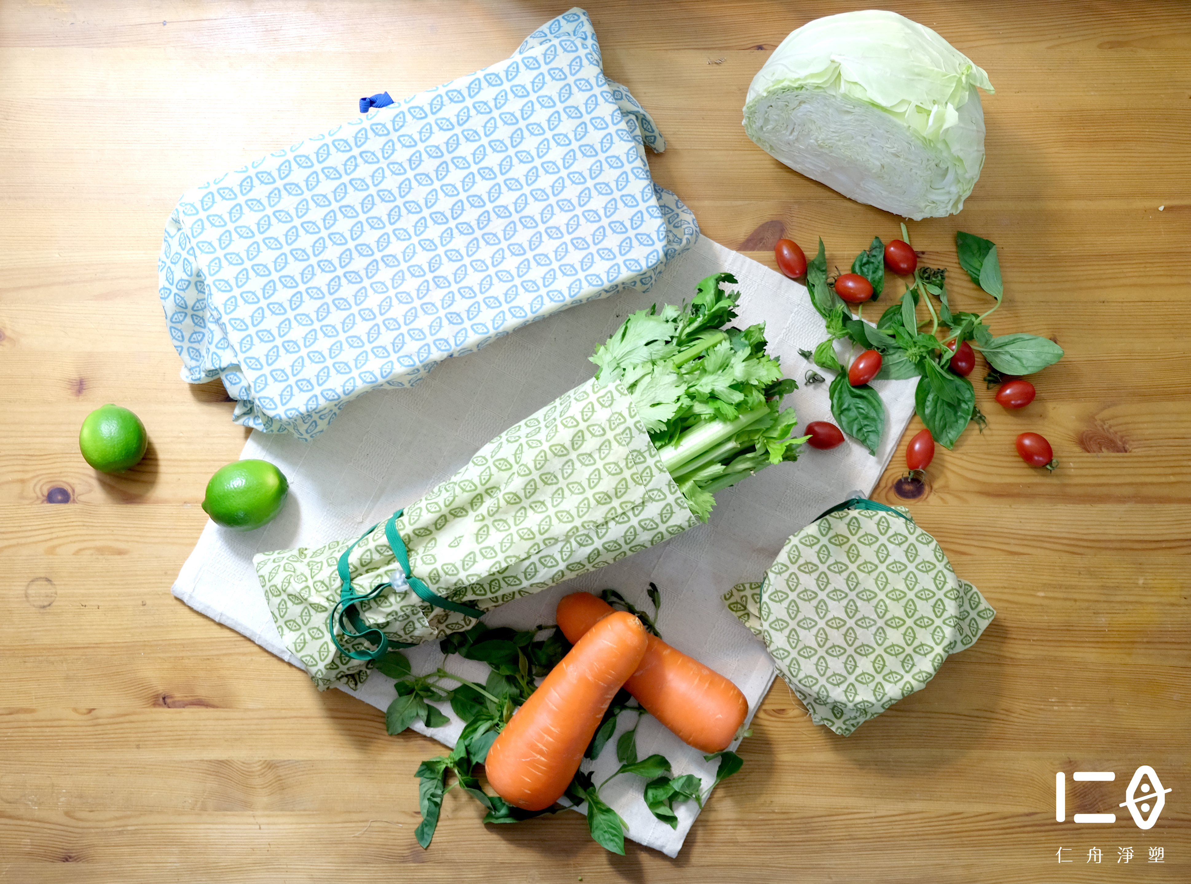 款式一 | 蜂蠟超好蓋 仁舟淨塑獨家創新研製款！ 三種尺寸，搭配彈性繩扣組，一蓋一拉，輕鬆保鮮。 零侷限！各種形狀之碗、盤、鍋具皆一拉搞定， 立即呈現量身打造般的服貼效果。 更能直接包覆食物或食材，讓您隨心所用。