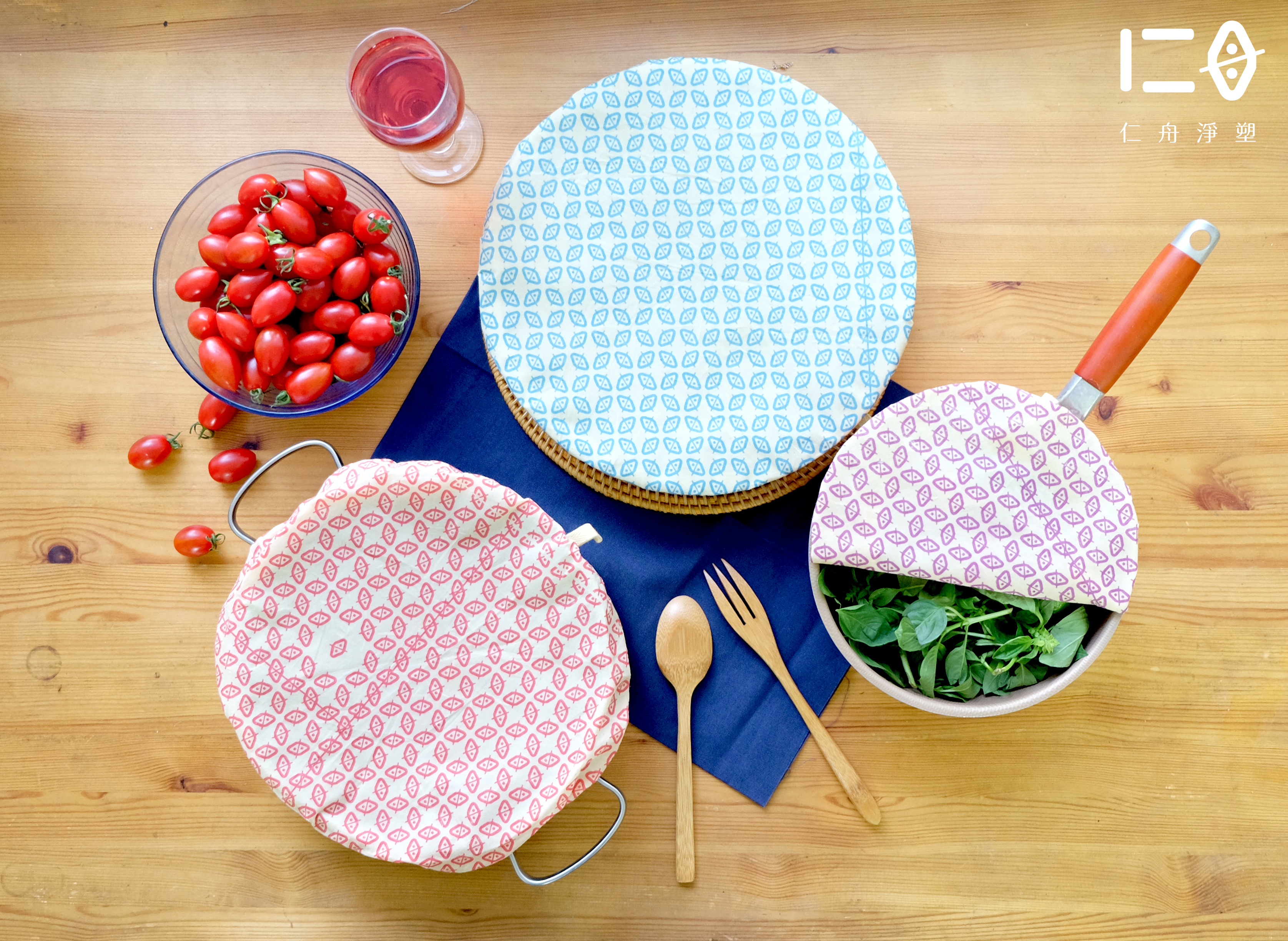 款式二 | 蜂蠟保鮮罩 仁舟淨塑獨家創新研製款！ 首創罩型蜂蠟保鮮布，一罩式設計，秒蓋保鮮。 四種尺寸滿足各式需求，大人、小孩都會用！ 貼心掛耳設計，方便清洗後風乾。