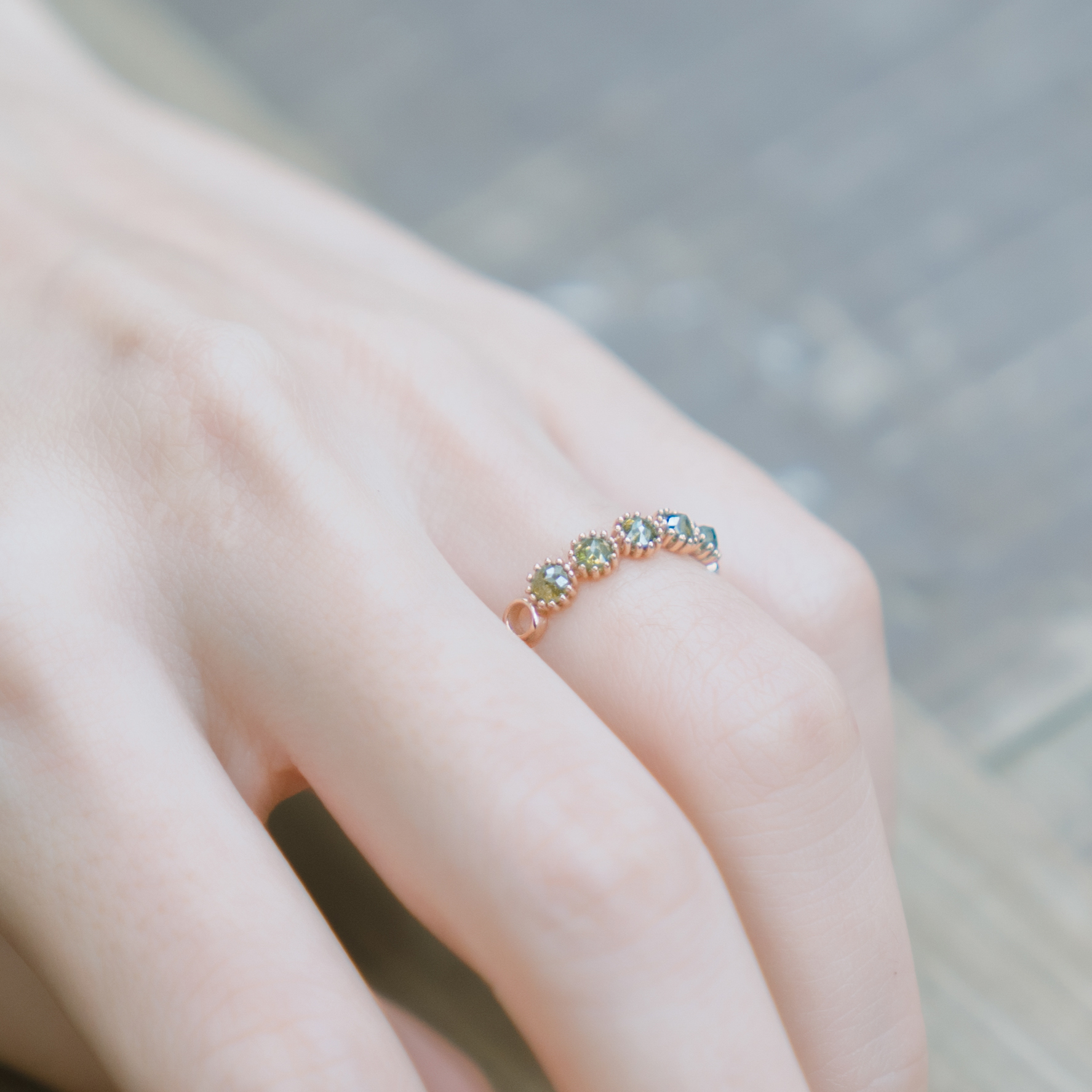 14k 0.45ct圈圈五顆綠鑽原礦戒指