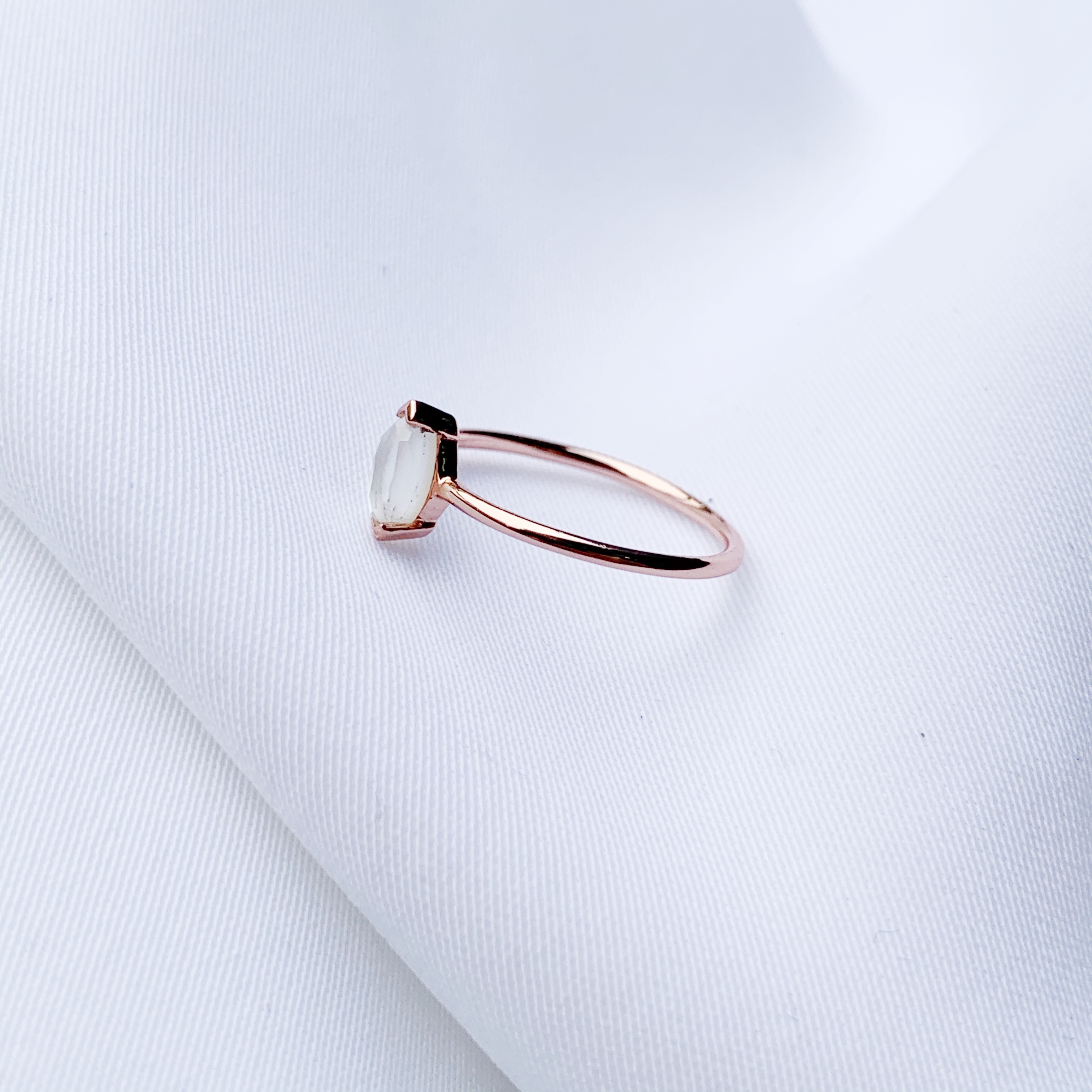 爪鑲眼形玻璃貝殼戒指-玫瑰金