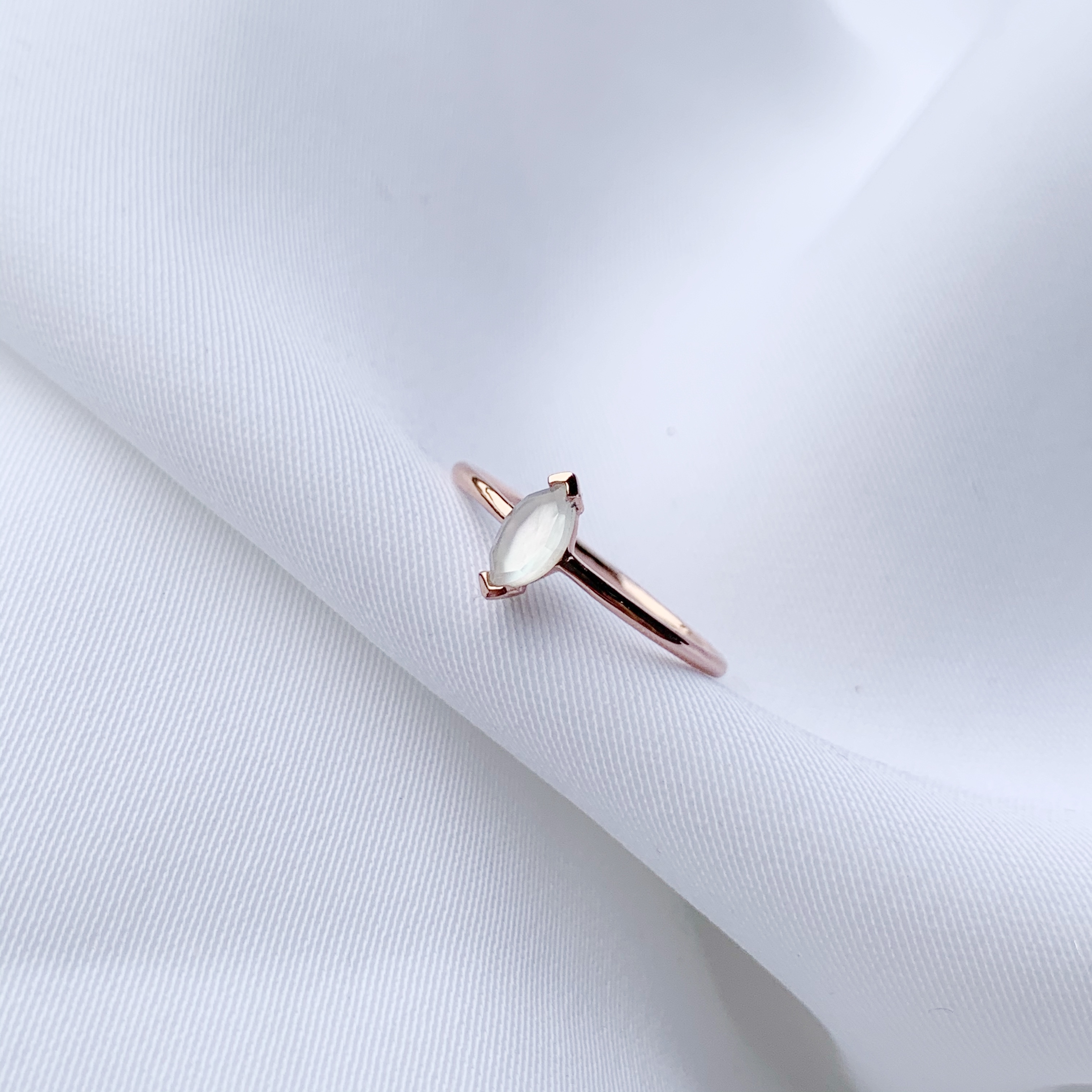 爪鑲眼形玻璃貝殼戒指-玫瑰金