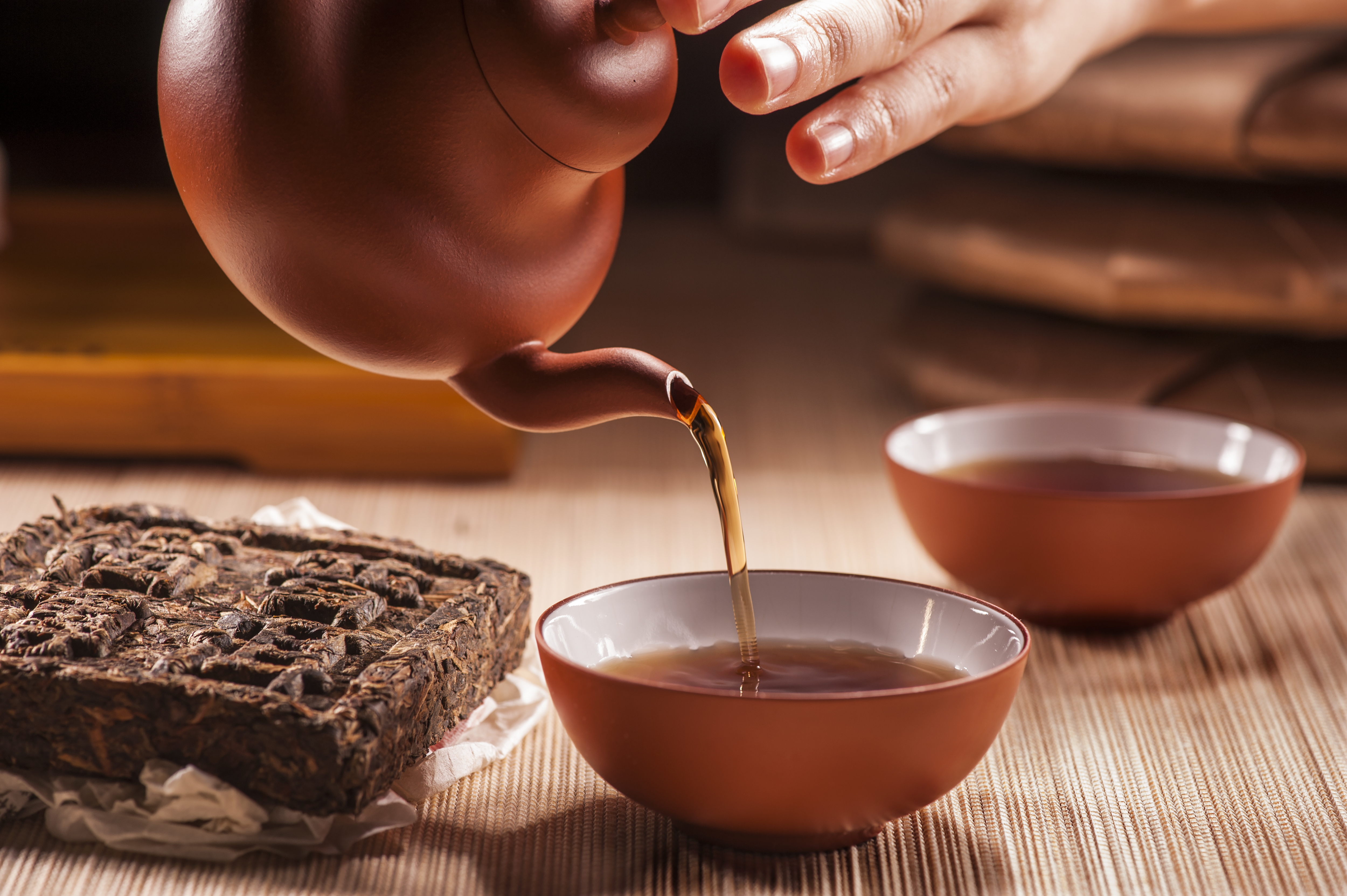 泡茶,茶湯深褐色,泡的是普洱茶