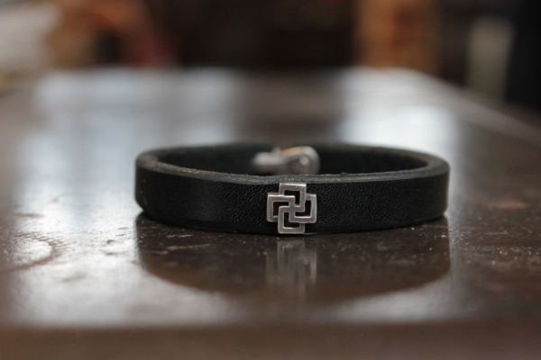 FCB-31 平皮+夾鉤手鍊/幸運十字釘