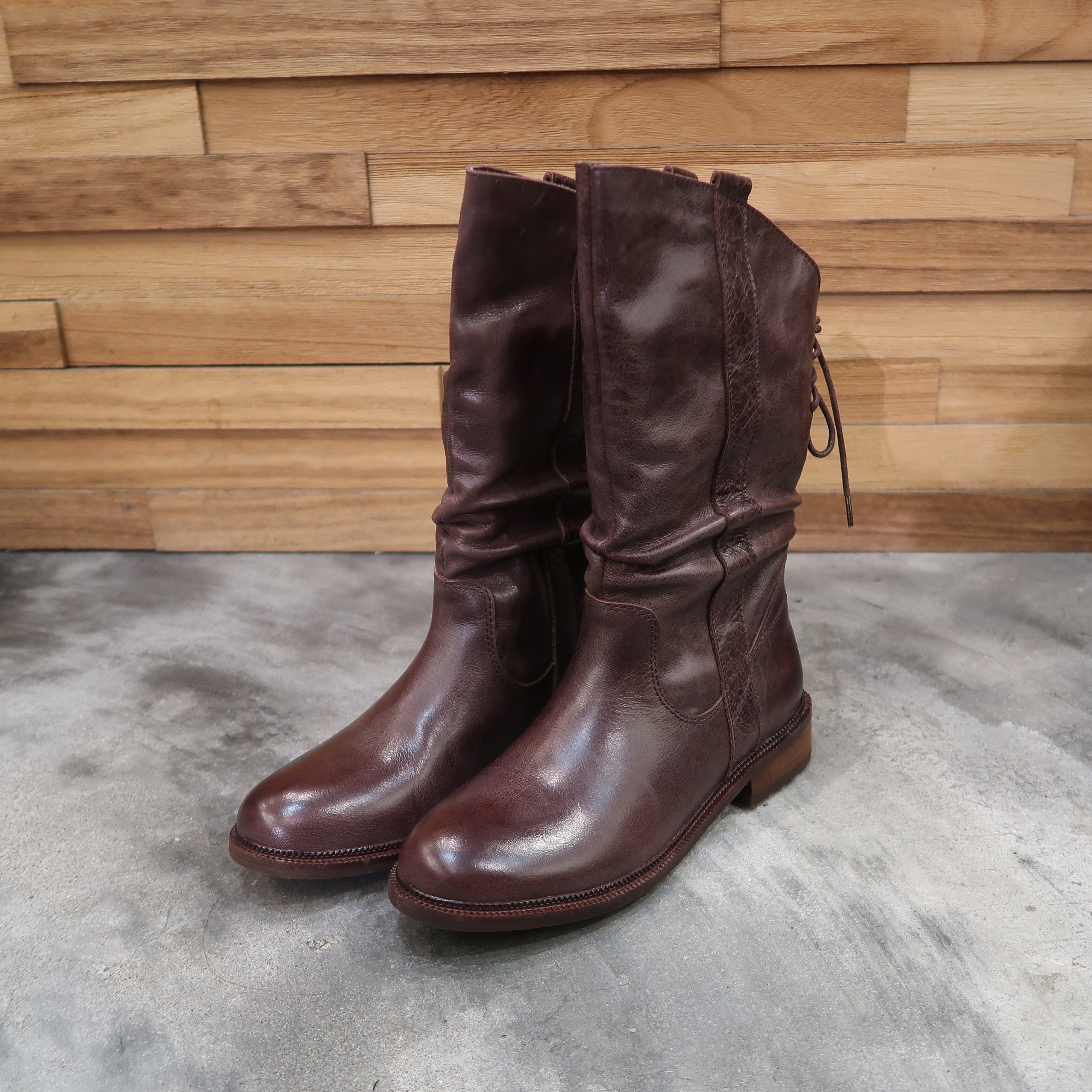 【第一樂章】後Ｖ口真皮牛皮雙色擦色皺折綁帶中靴