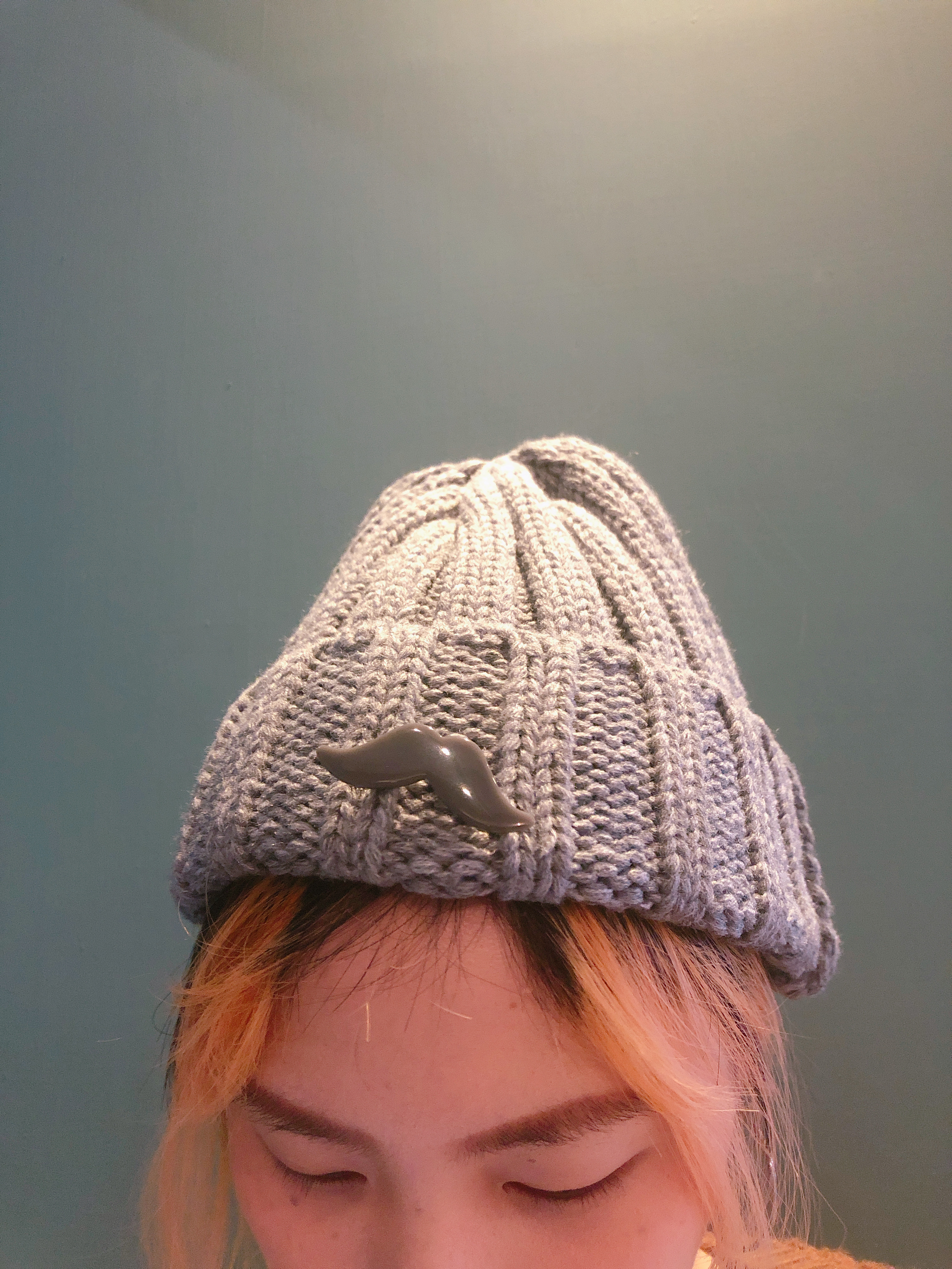 灰色針織毛帽 （附鬍子別針）