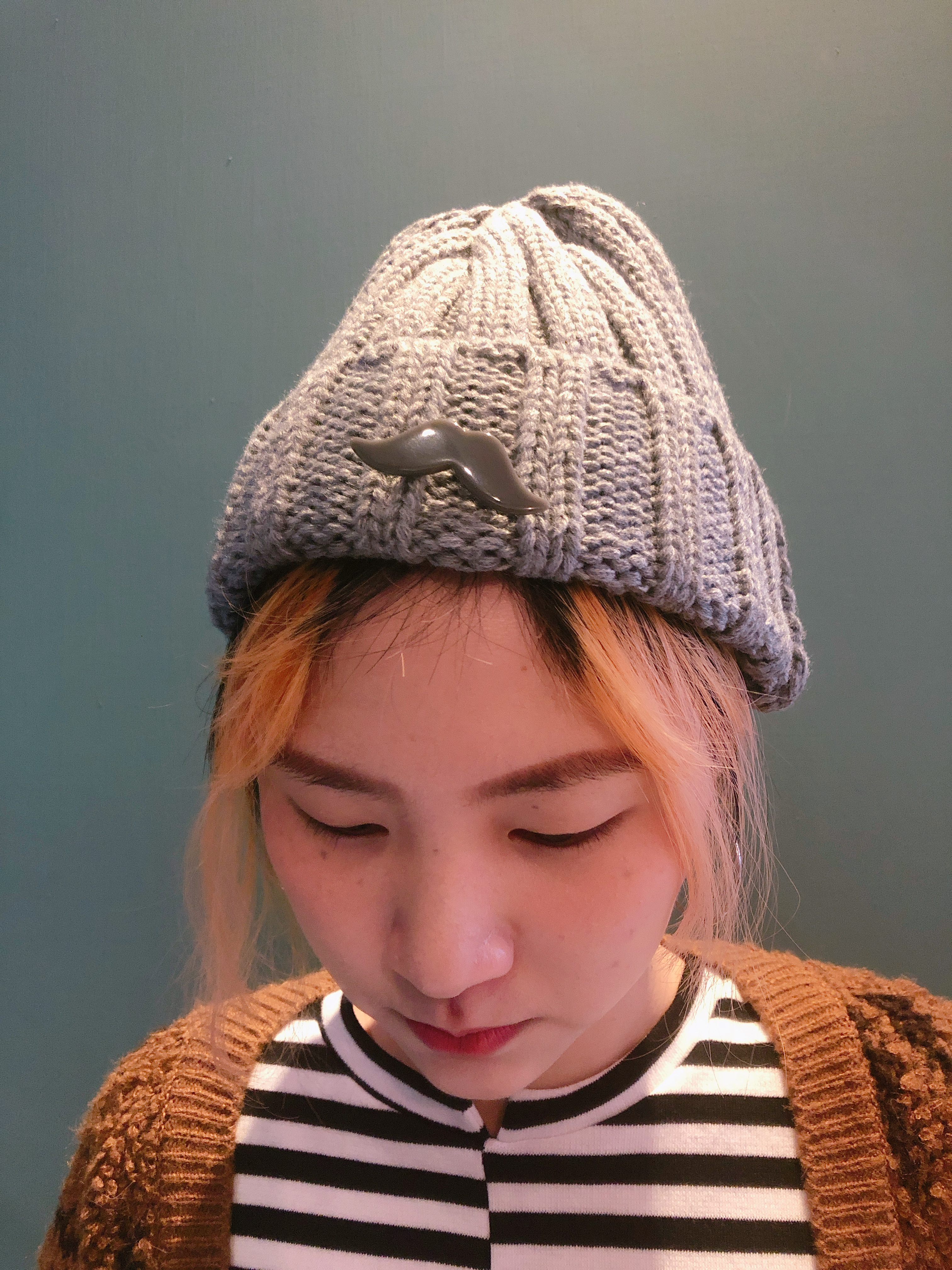 灰色針織毛帽 （附鬍子別針）