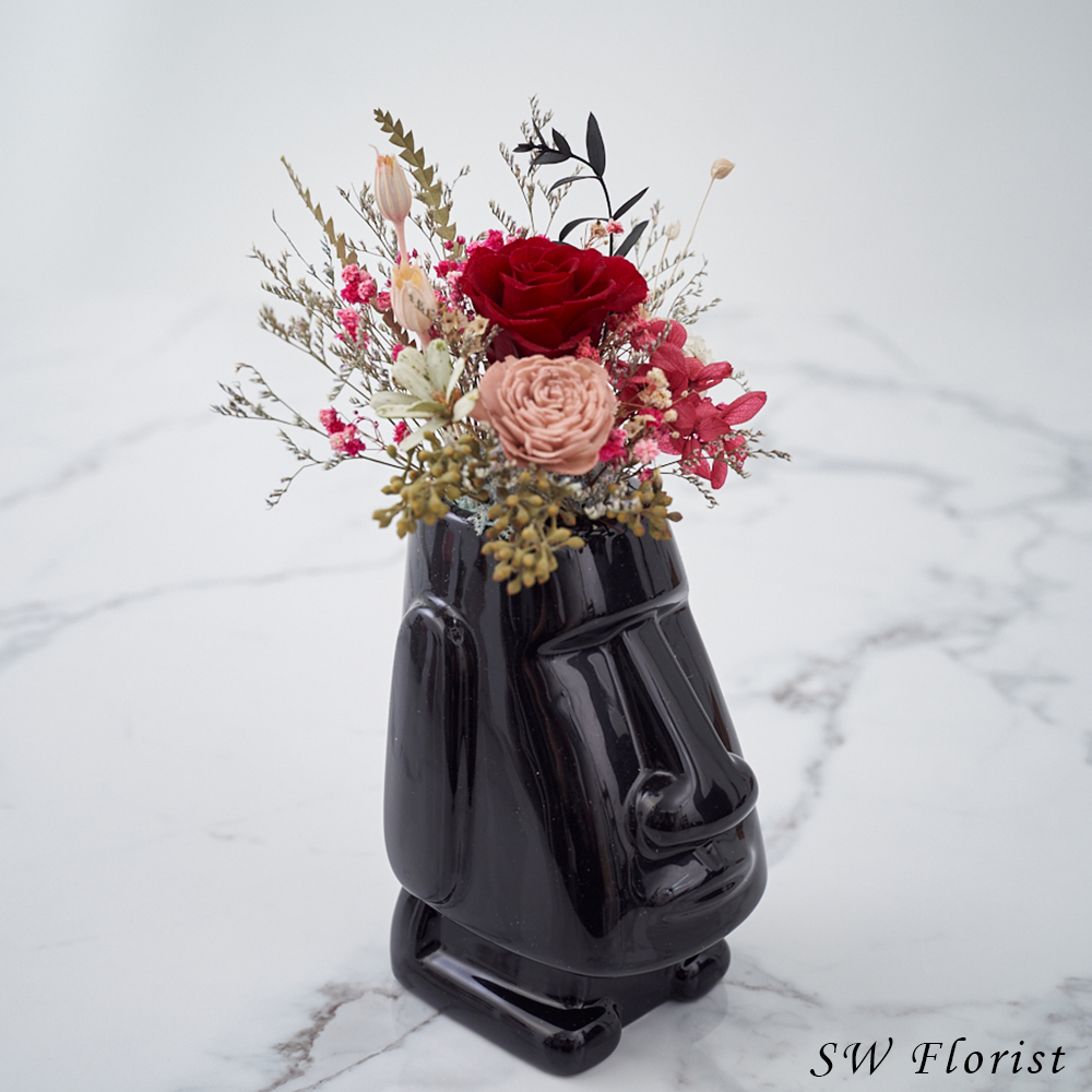 ｜乾燥花桌花 桌花設計 不凋花 紅色系 摩艾造型(黑色) 中型桌花｜