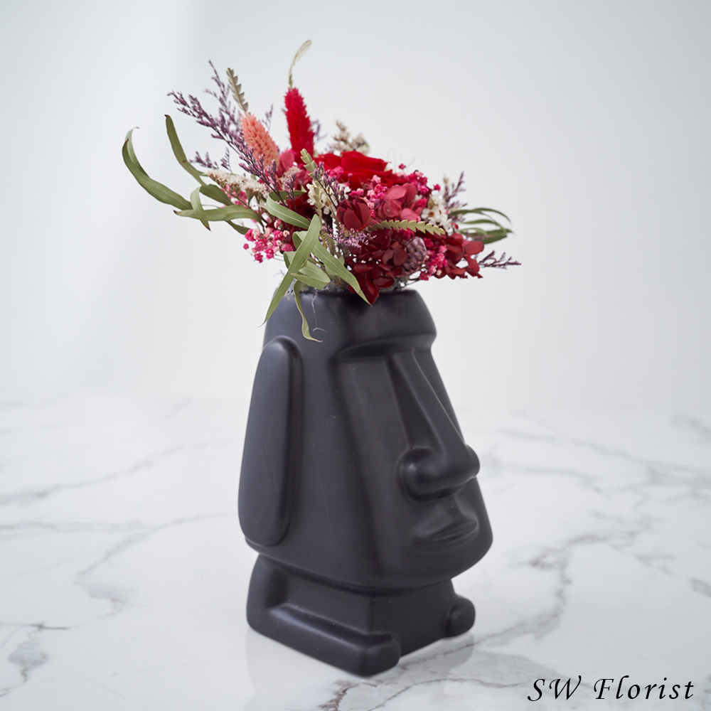 ｜乾燥花桌花 桌花設計 不凋花 紅色系 摩艾造型(黑色) 大型桌花｜