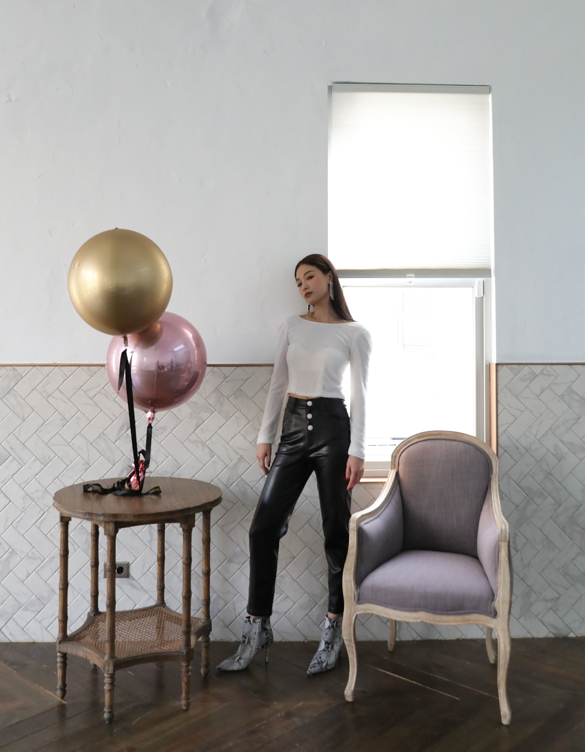 後背開V珠繡上衣(現貨)