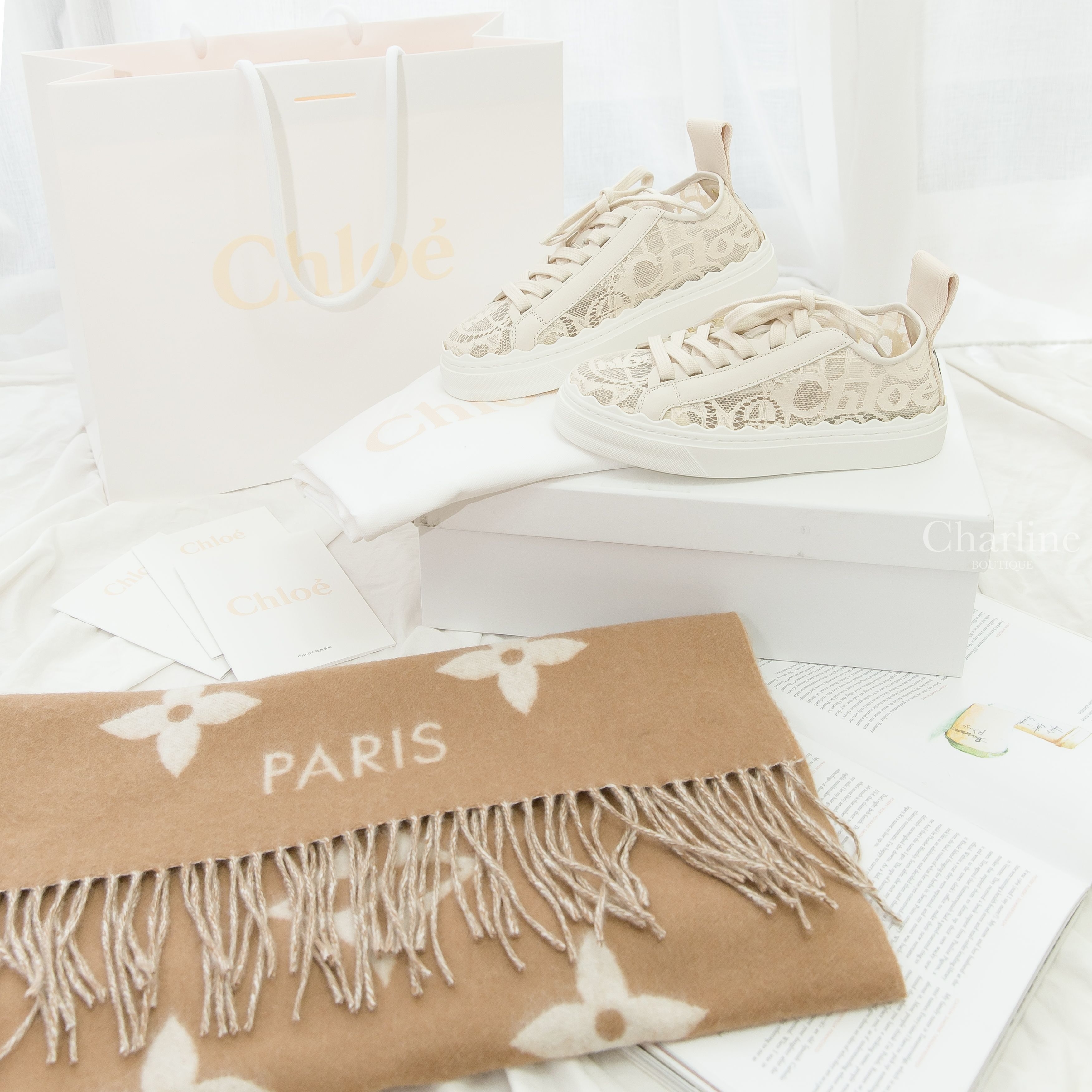 Chloe Lauren Sneaker 米色小牛皮波浪邊飾蕾絲 Logo 運動鞋,Louis Vuitton Reykjavik Scarf 沙色拼米色 Logo 喀什米爾流蘇圍巾-Charline Boutique 精品代購