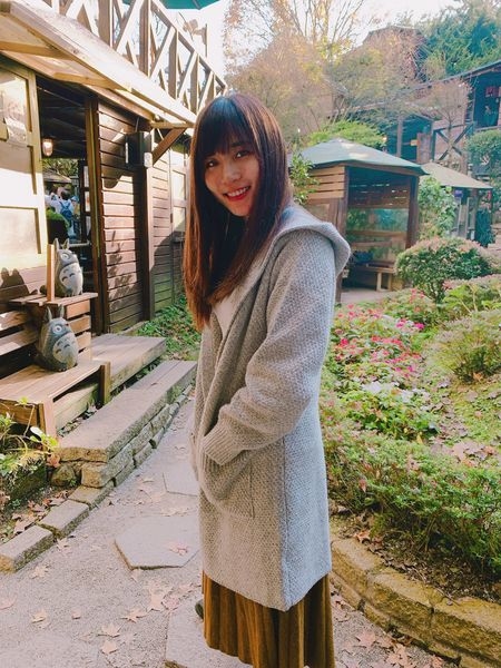 長版針織外套淺灰色穿配百褶裙很俏麗的打扮 |O-LIWAY 台灣製針織