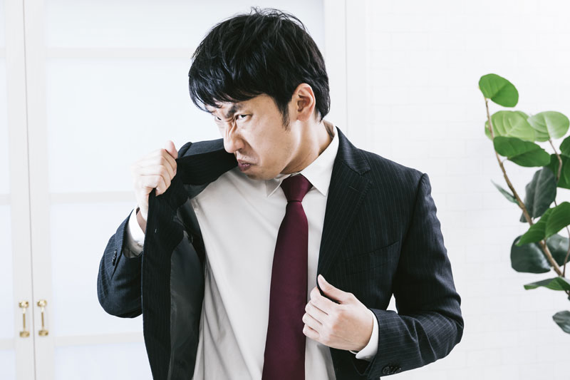 夏天時穿著西裝襯衫上的臭味更是濃郁，為何總是蓋不掉?