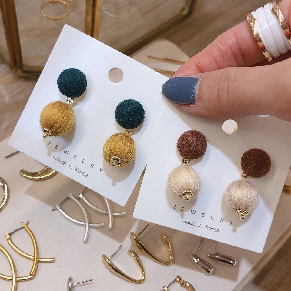 韓 - 撞色毛線毛球耳環