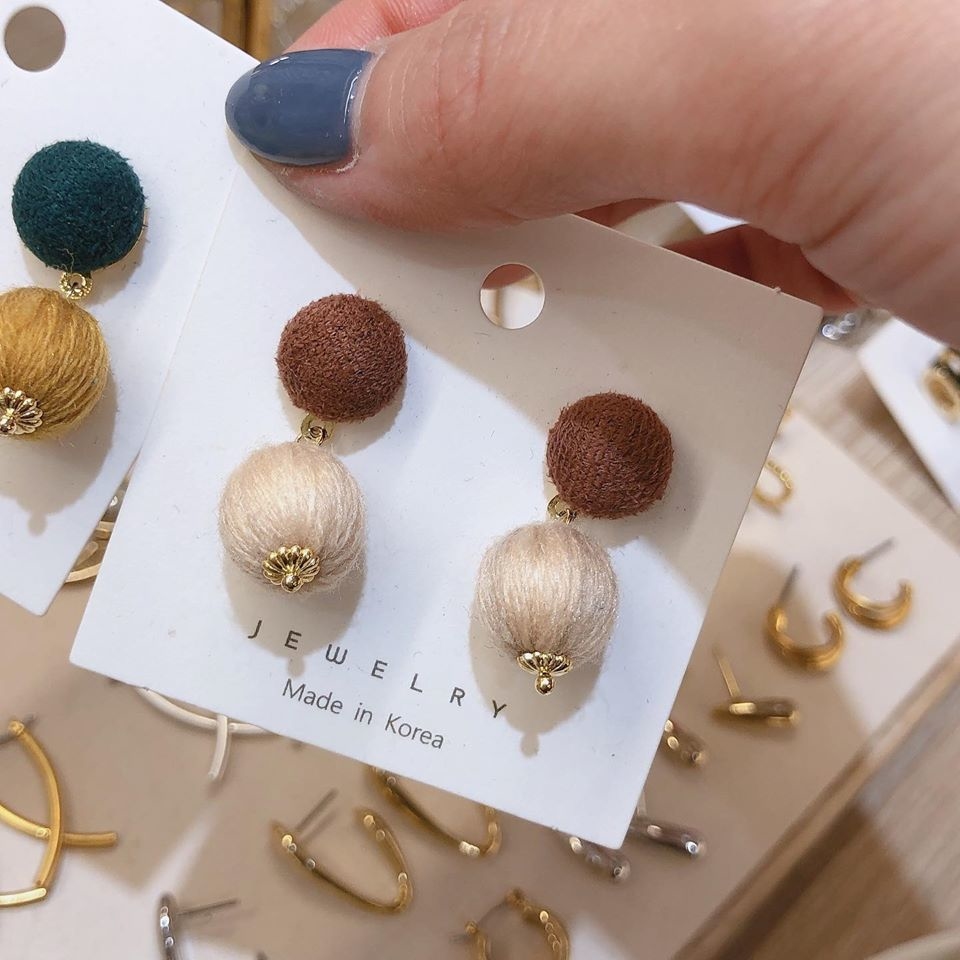 韓 - 撞色毛線毛球耳環