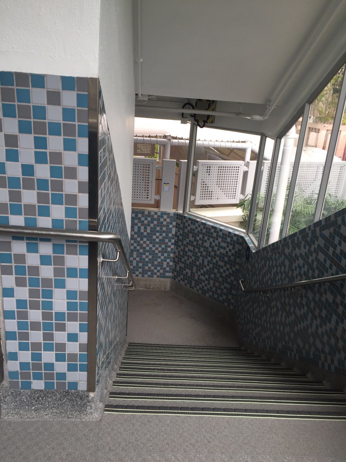 quarry bay school,glazed ceramic tile,mixed colour tile,topworlds