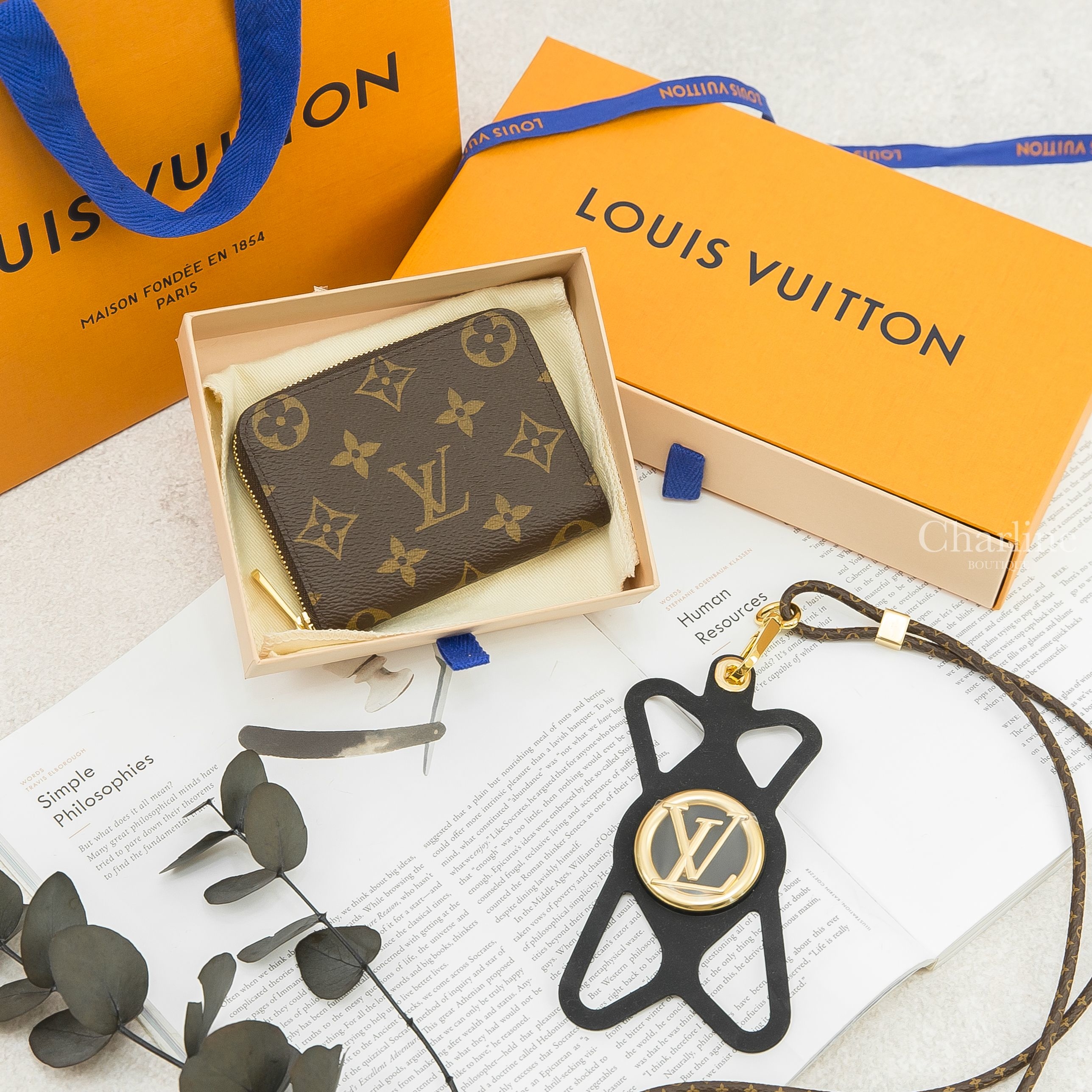 Louis Vuitton Zippy Coin Purse 咖啡色老花金色拉鏈零錢包,Louis Vuitton Louise Phone Holder 黑色拼金色Logo咖啡老花掛繩手機套-Charline Boutique 精品代購