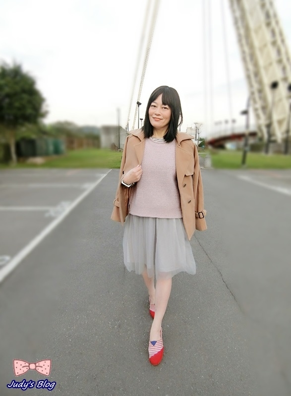 粉色針織背心搭配短版大地色系的外套