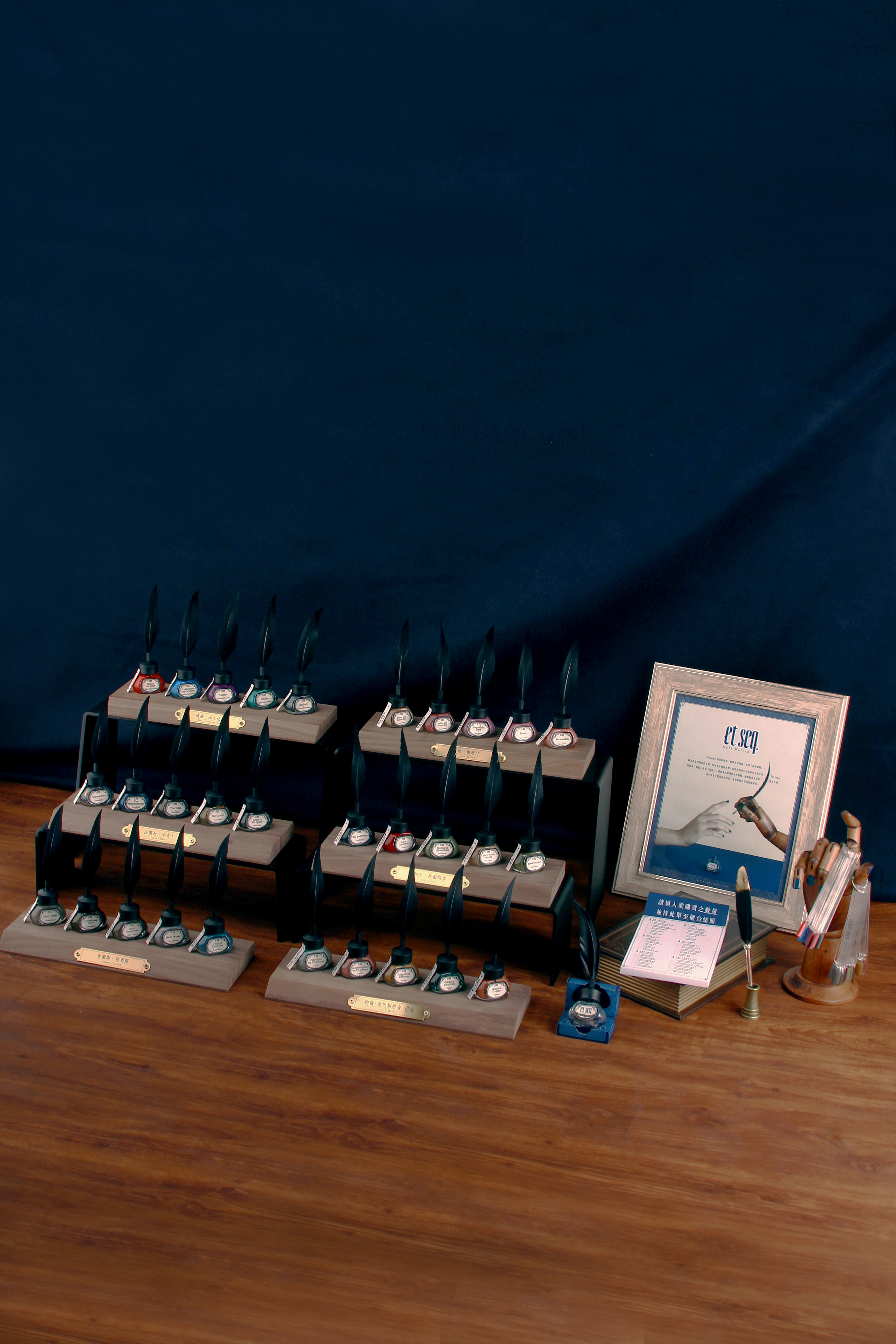 et seq.眾多系列指甲油一排一排的擺放展示