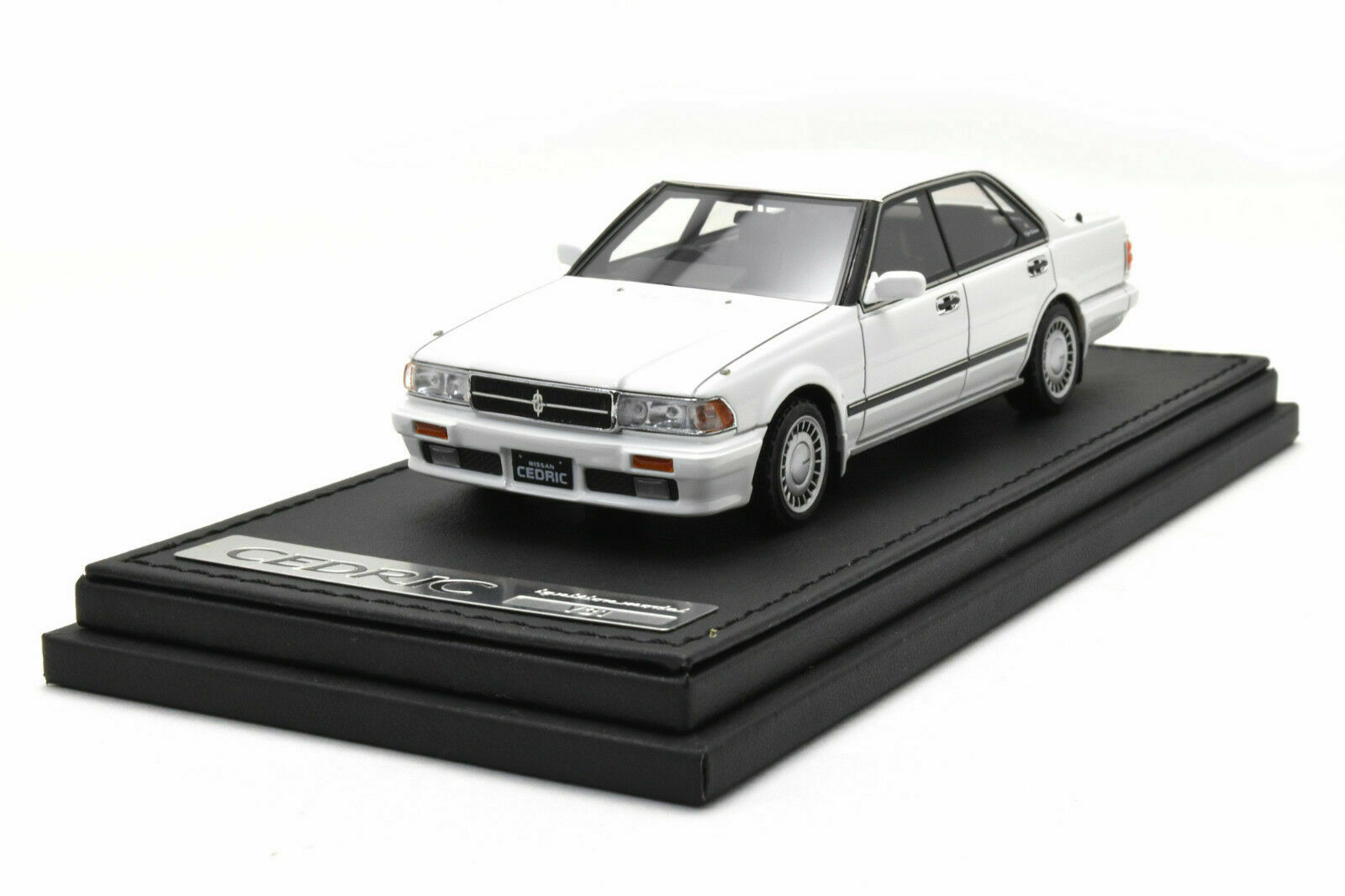 1/43 IG Nissan Cedric (Y31) Gran Turismo SV White (IG1252)