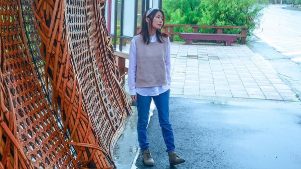 粉色針織背心穿搭合身牛仔褲