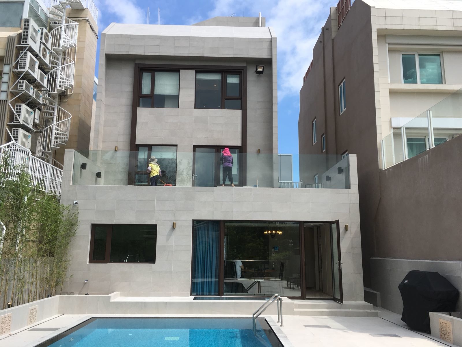 Manly Villa Wong Chuk Hang,italian glazed porcelain tile,italian glazed ceramic tile,homogenuous tile,outdoor tile,topworlds