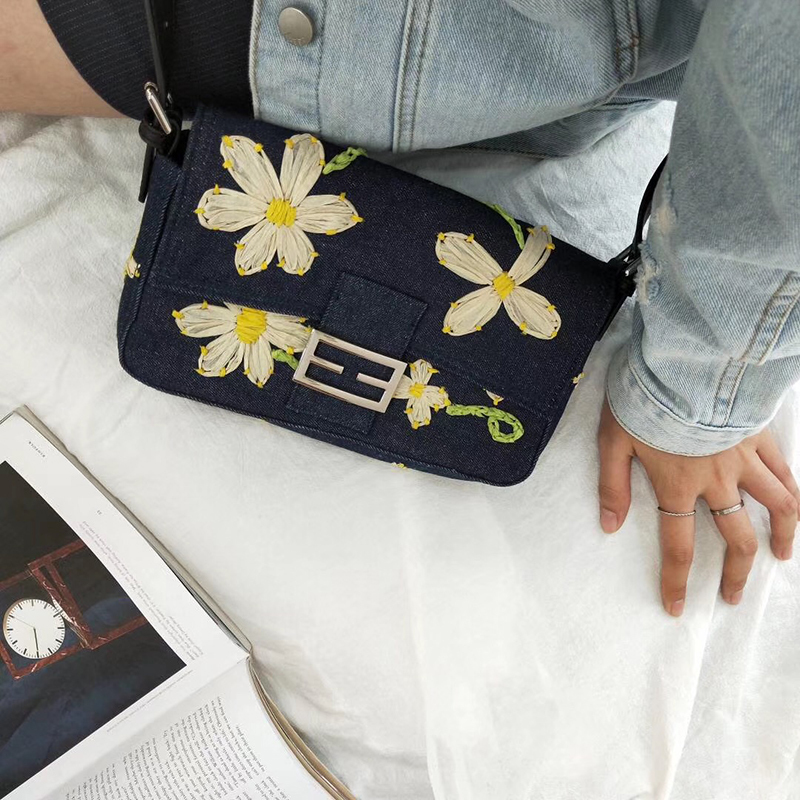 東大門設計款 花朵刺繡 牛仔法棍包