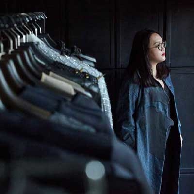 汪俐伶以「科技幻彩中國風」吸引了全球目光，此次受邀體驗「樟之物語」系列精華皂，她也從舒適 的沐浴體驗中獲得不同領會