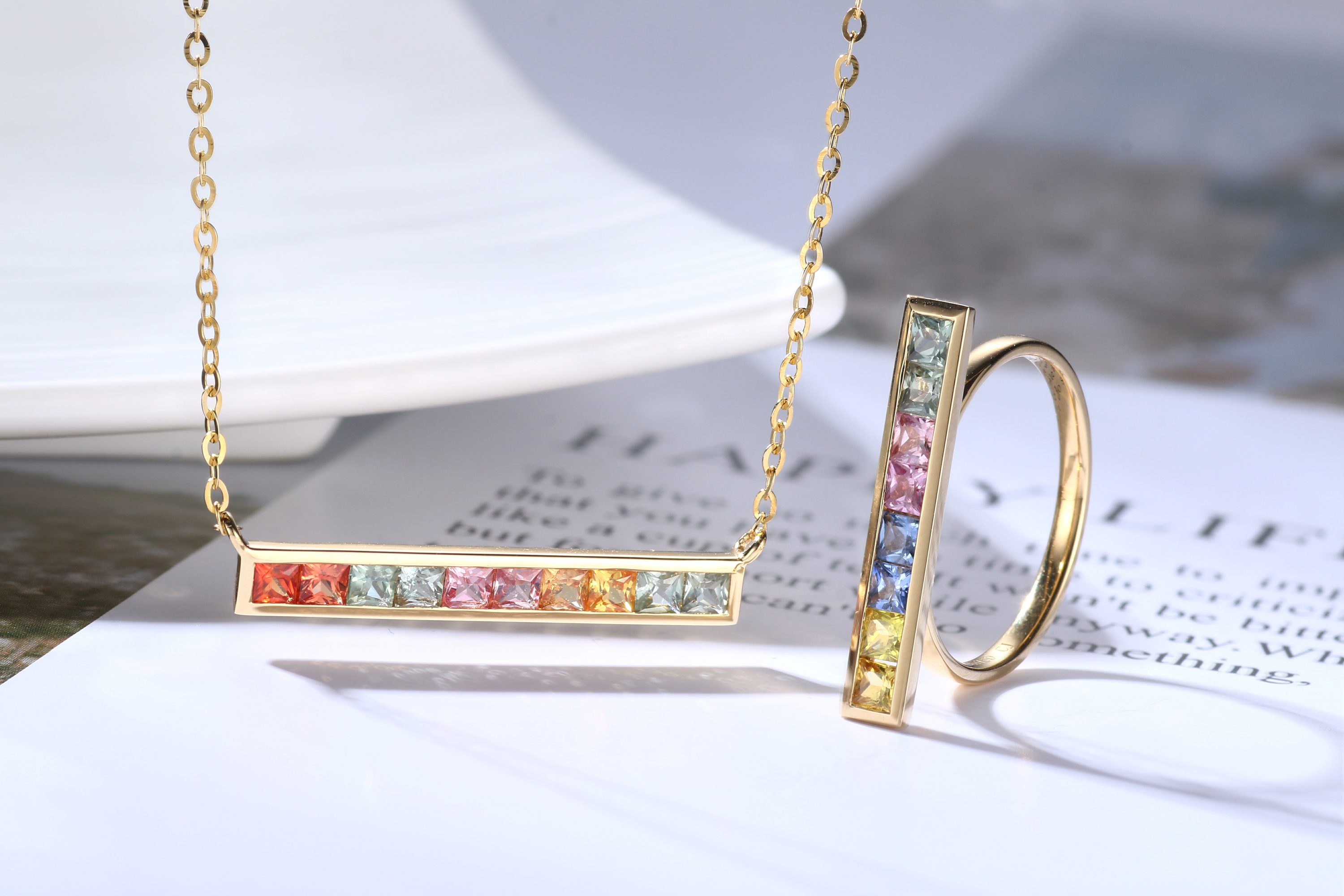 18K 金彩色藍寶石套裝