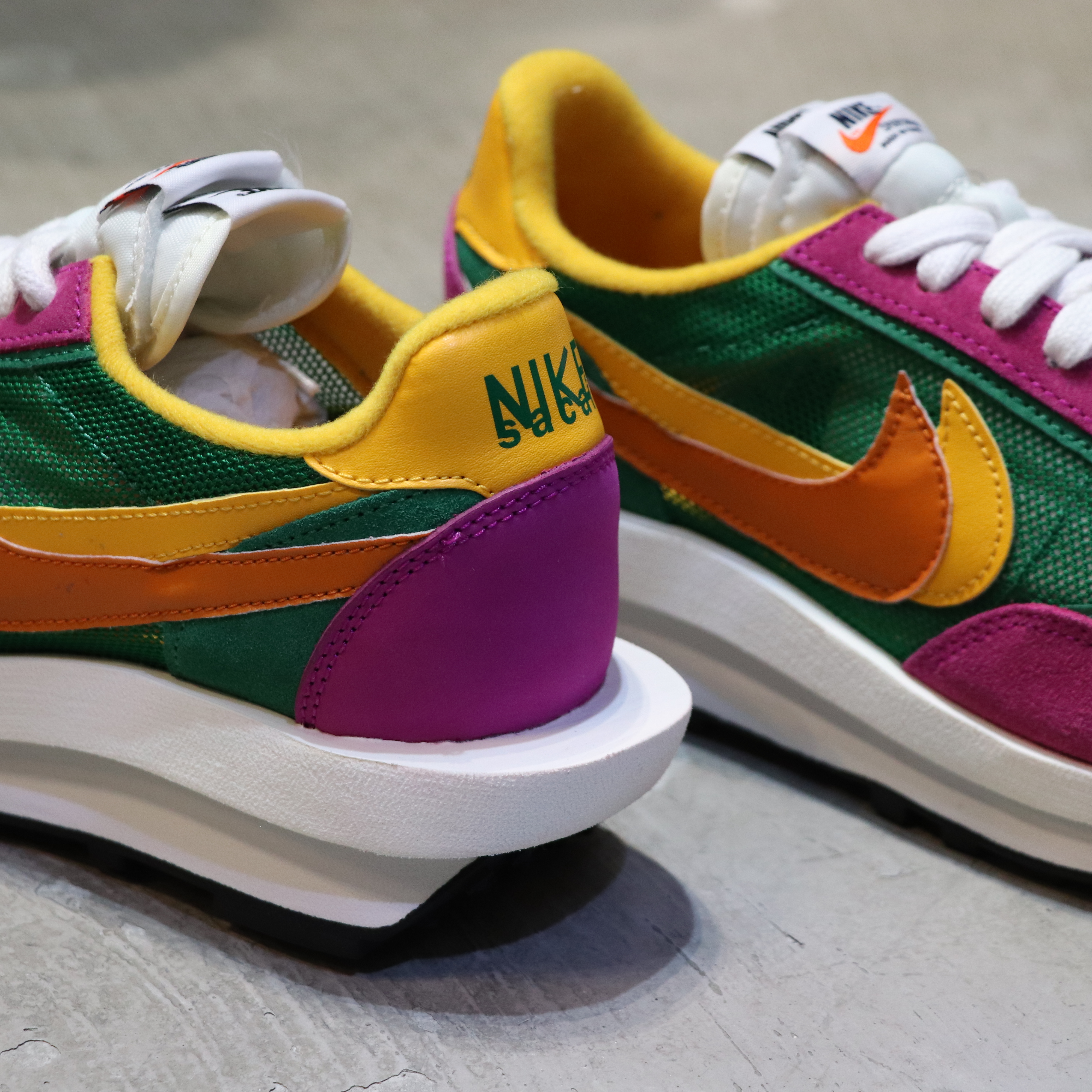 Nike sacai waffle pink 2025 green