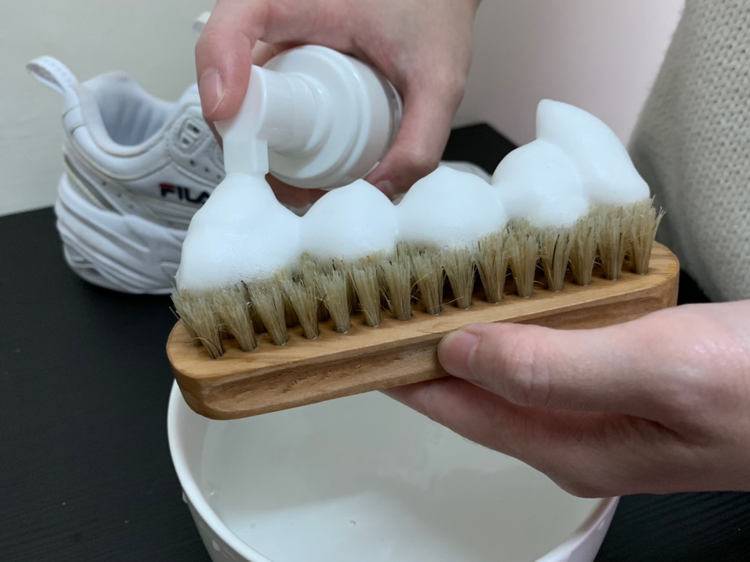 鬃毛刷擠上洗鞋特工