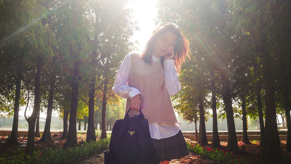 針織背心搭配白色襯衫