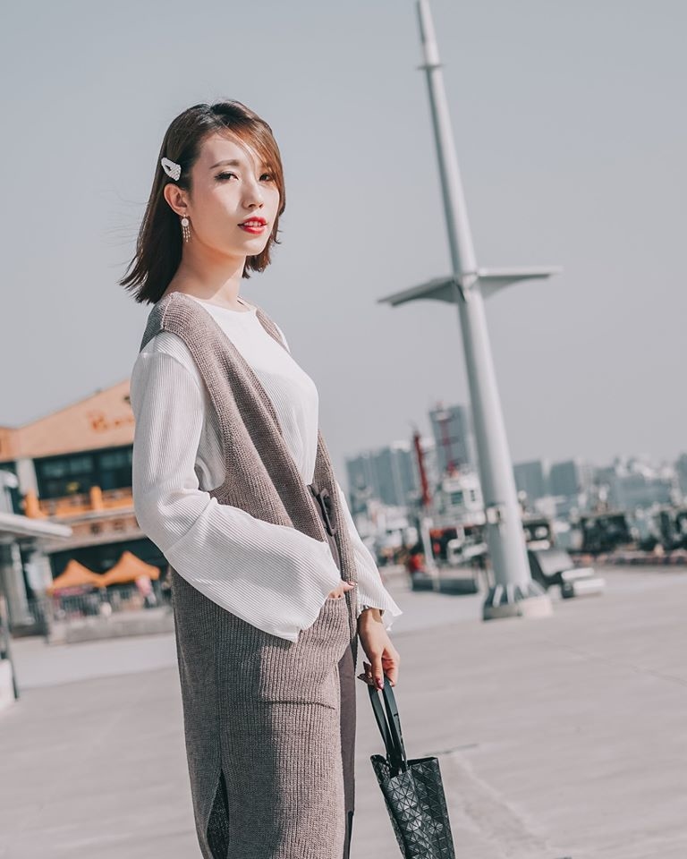 模特兒穿著側開衩針織背心，視覺上拉長腿部比例的穿搭技巧