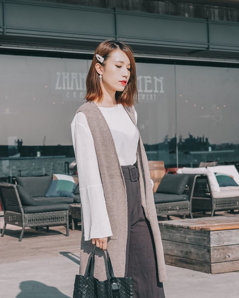 大地色系針織背心穿搭方法