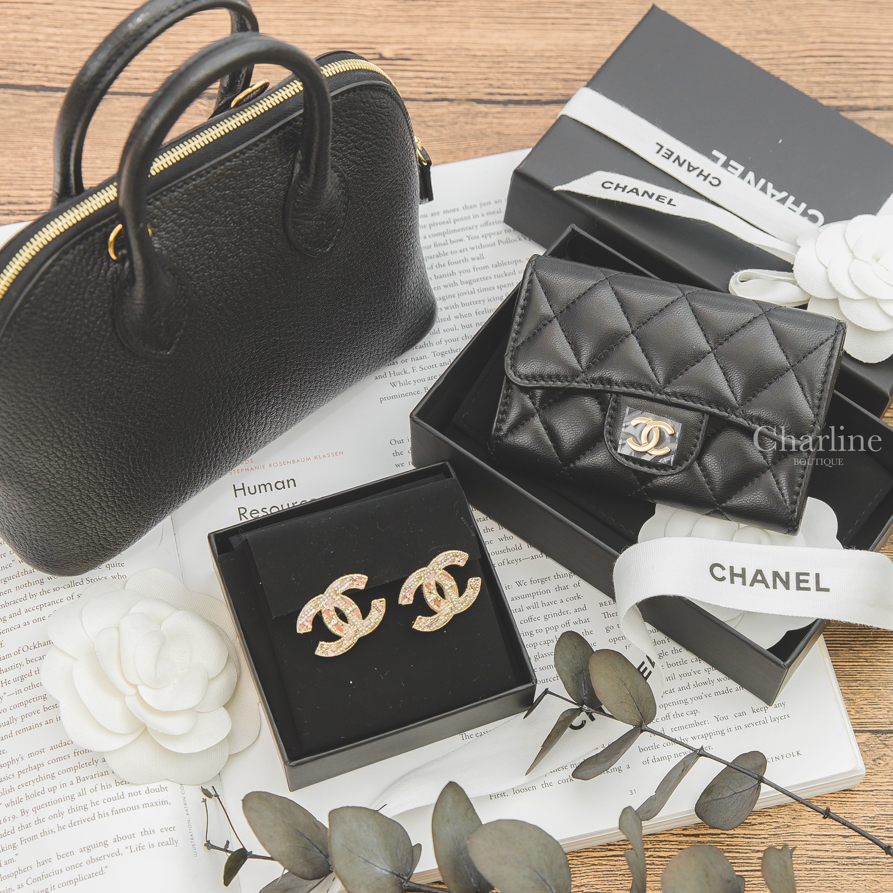 Chanel Classic Card Holder 黑色金CC菱格紋小羊皮零錢夾,Hermès Bolide 1923 Mini 89 Noir Chevre Mysore Y刻黑色金釦迷你手提肩背包-Charline Boutique 精品代購