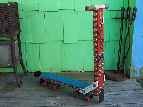 早期使用木箱及溜冰鞋輪製作的木製滑板車