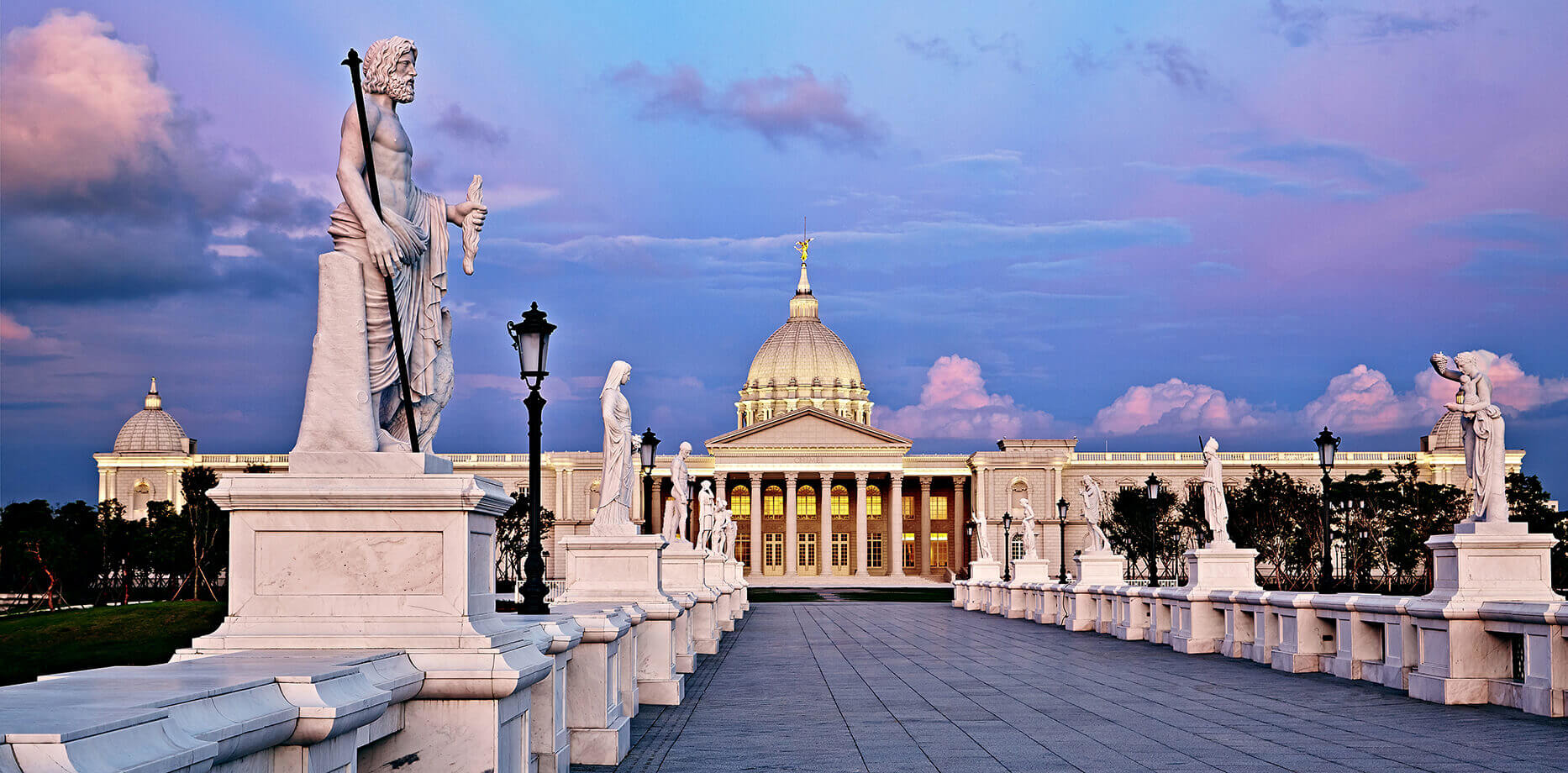 台南景點 奇美博物館 建築風格華麗，戶外有許多雕像 是 IG 網美拍照熱點