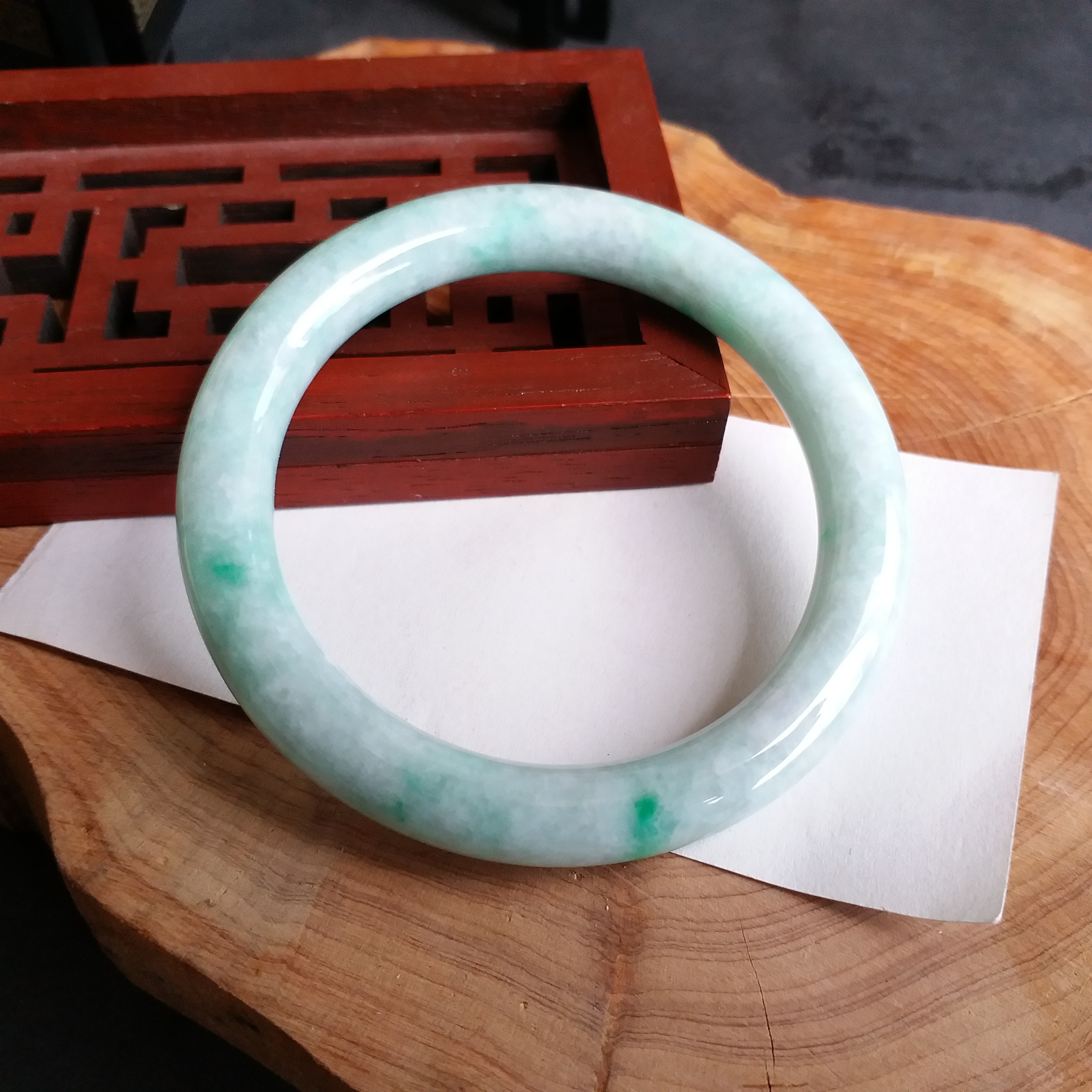 J1500 冰糯飄綠花圓條玉鐲 55mm (1.48)