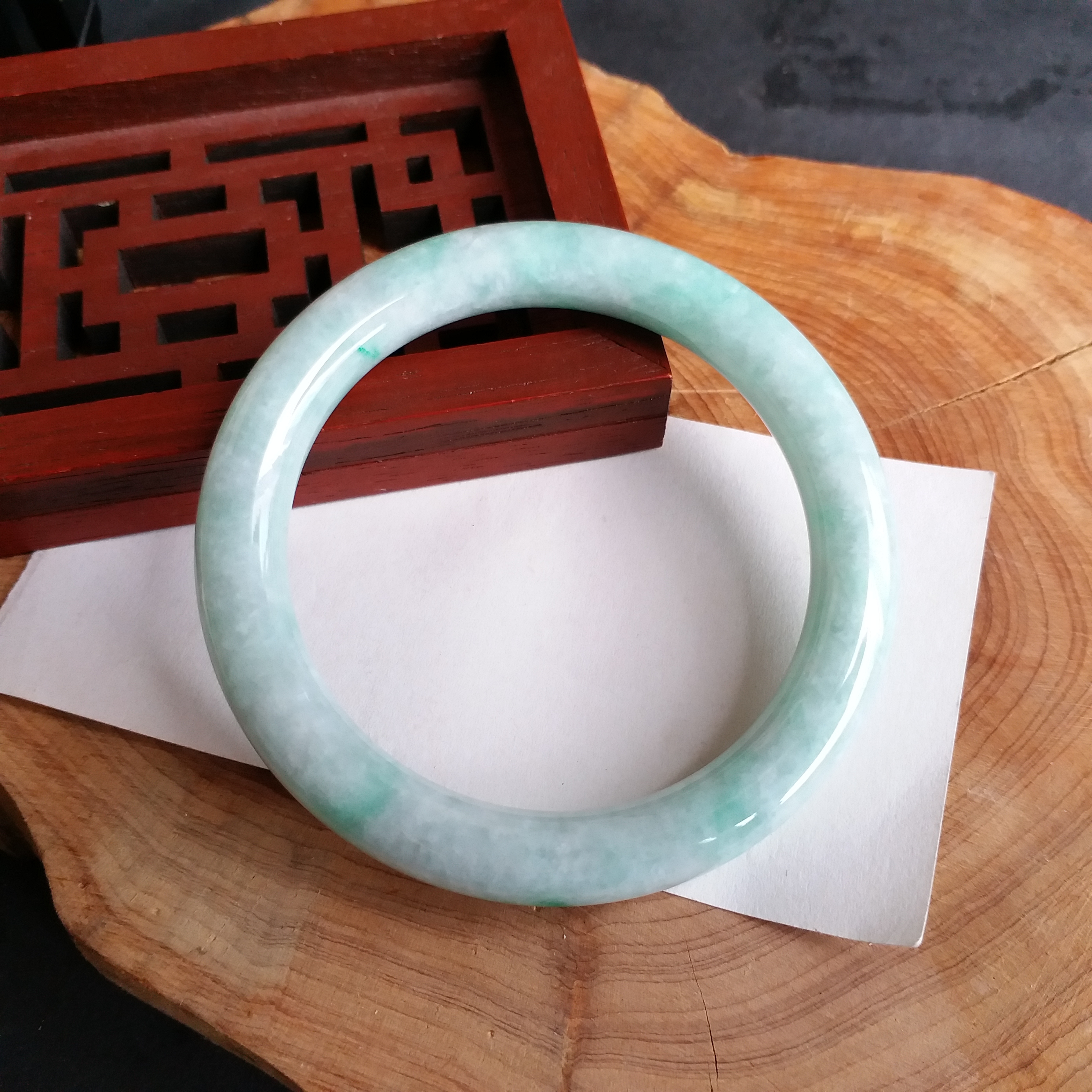 J1500 冰糯飄綠花圓條玉鐲 55mm (1.48)