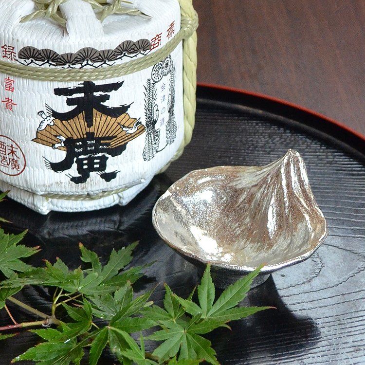 喝日本清酒的錫製杯子