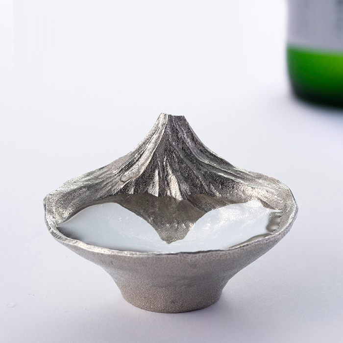 喝日本清酒的錫製杯子