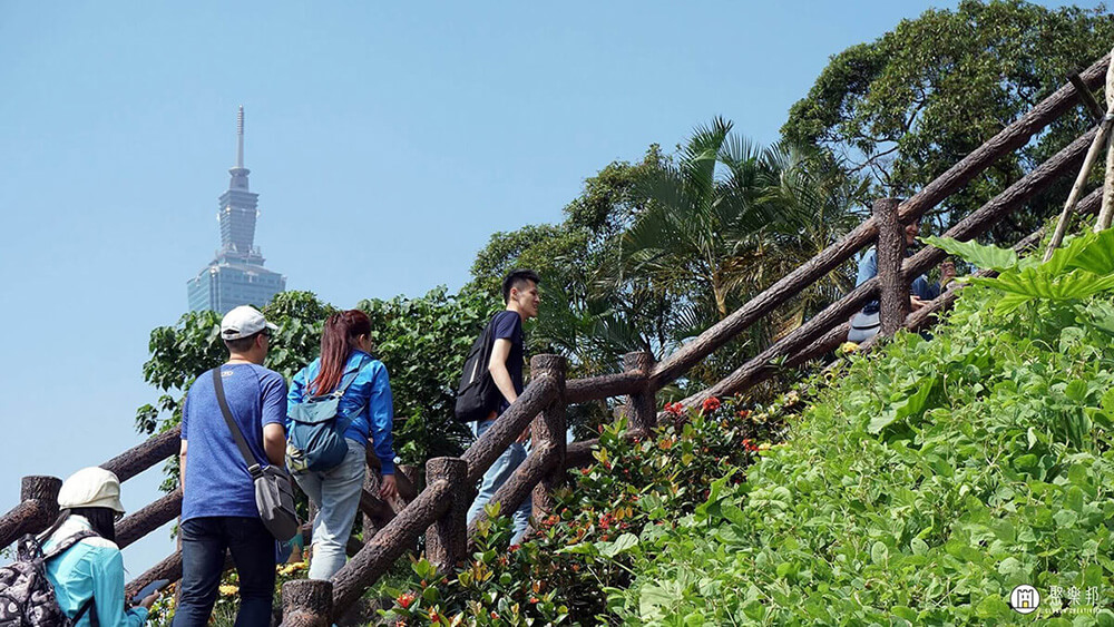 登上秘密小丘，鳥瞰台北城市天際線。