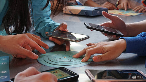 實體道具、手機和現場景物精細的結合在一起，成就精緻好玩的謎題