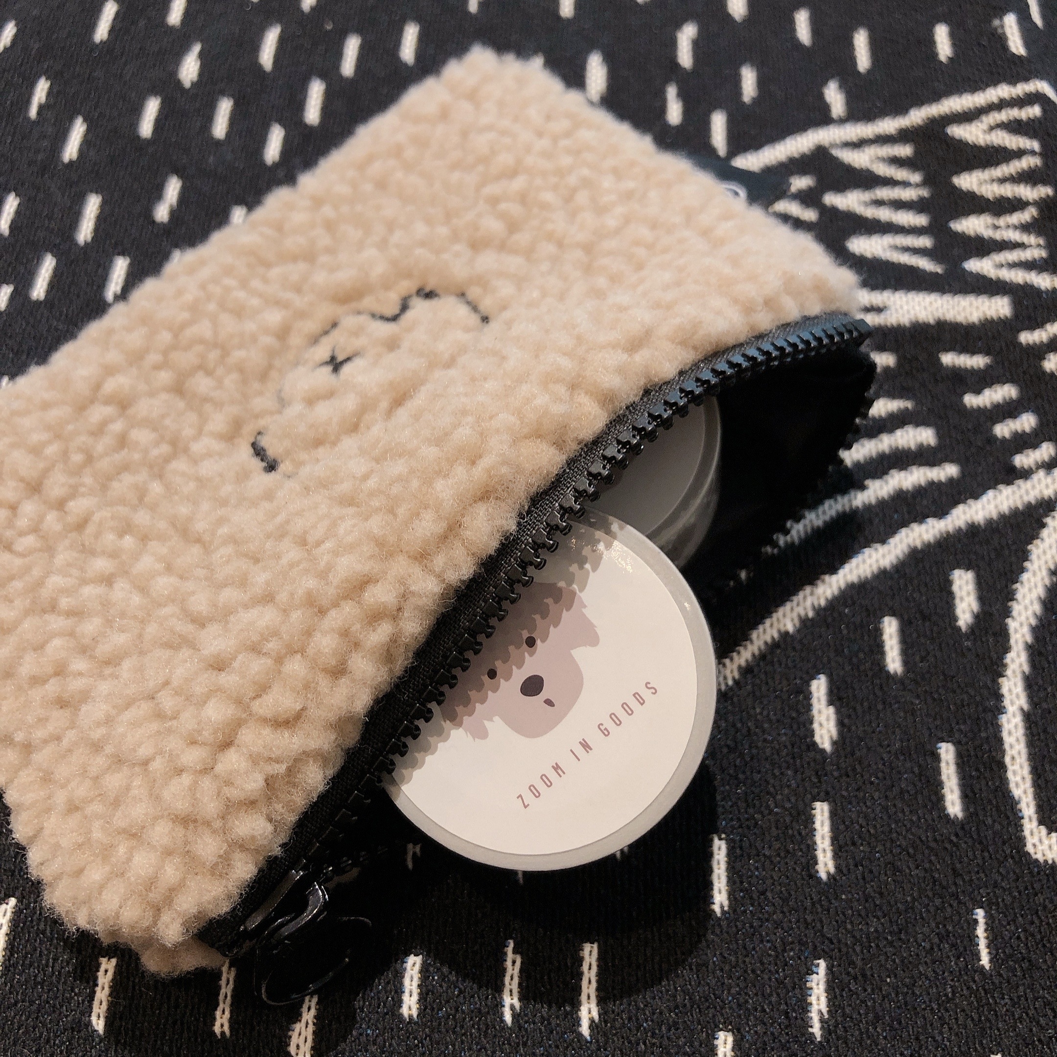 Pooh 刺繡毛毛拉鍊收納包