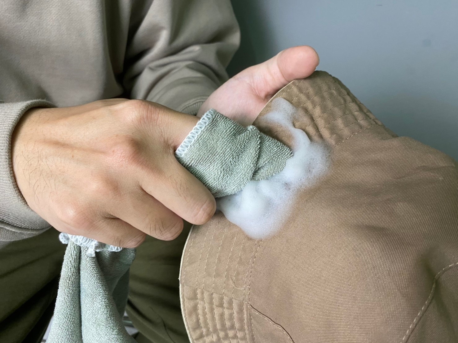 擦拭清潔漁夫帽上的髒污