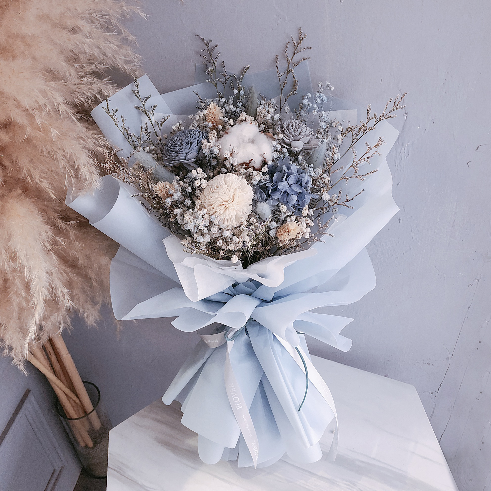 淡藍色乾燥花束