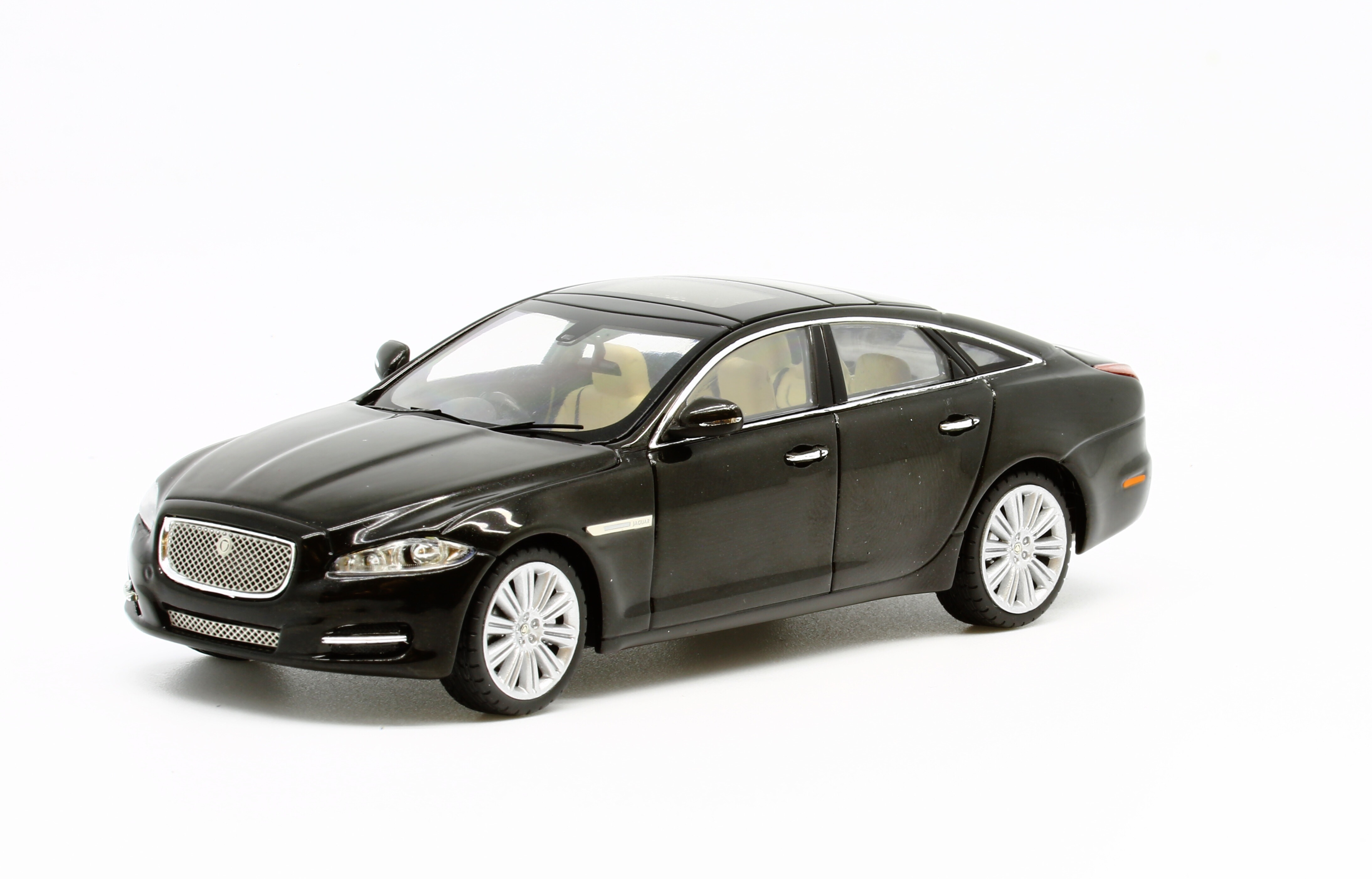 1/43 IXO Jaguar XJ Amethist Black (276798)