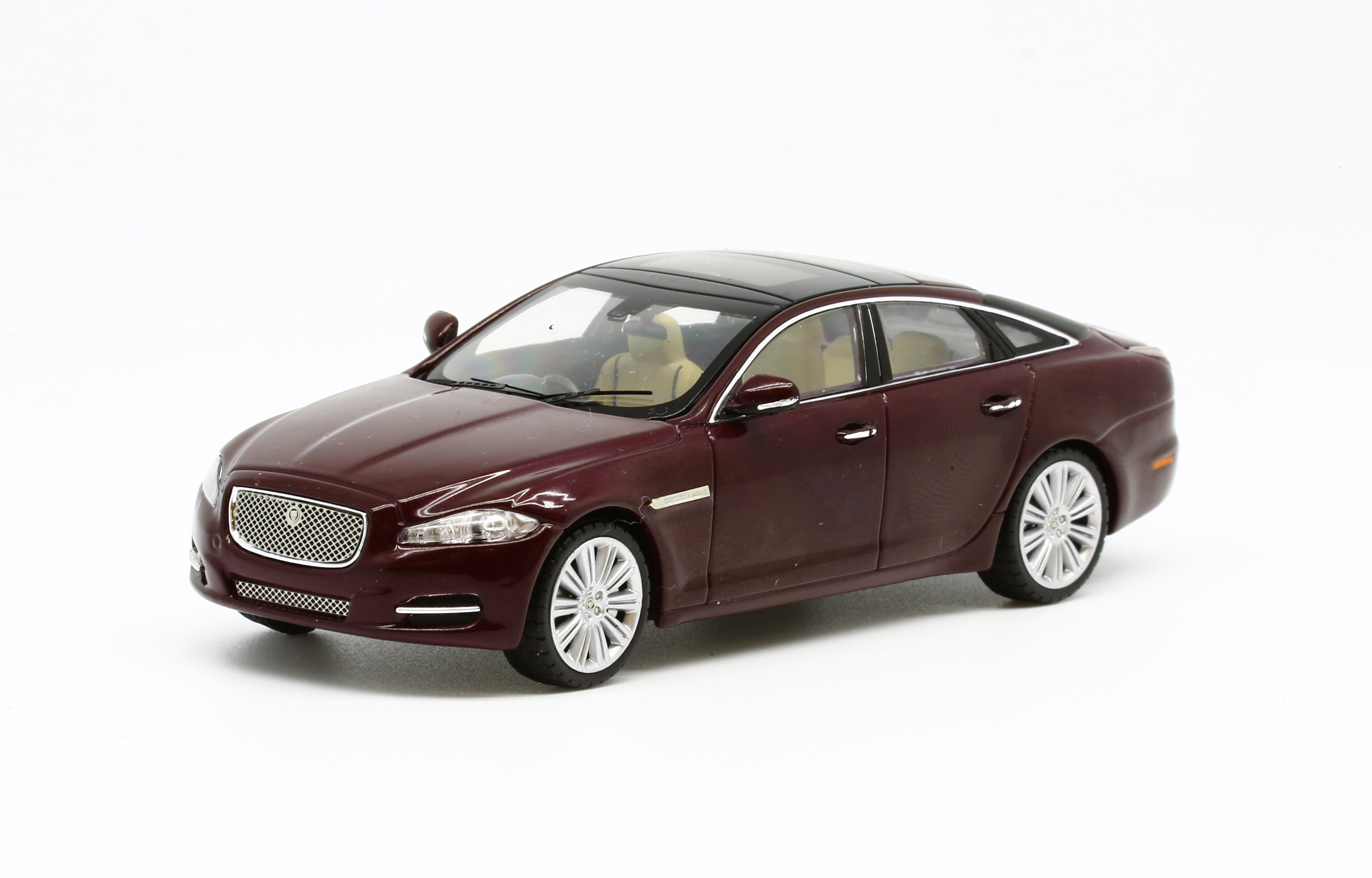 1/43 IXO Jaguar XJ Caviar (279393)