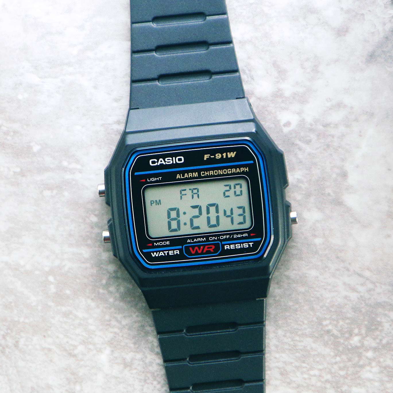 Casio F-91W-1 中裝  黑色方形復古跳字錶 藍圈